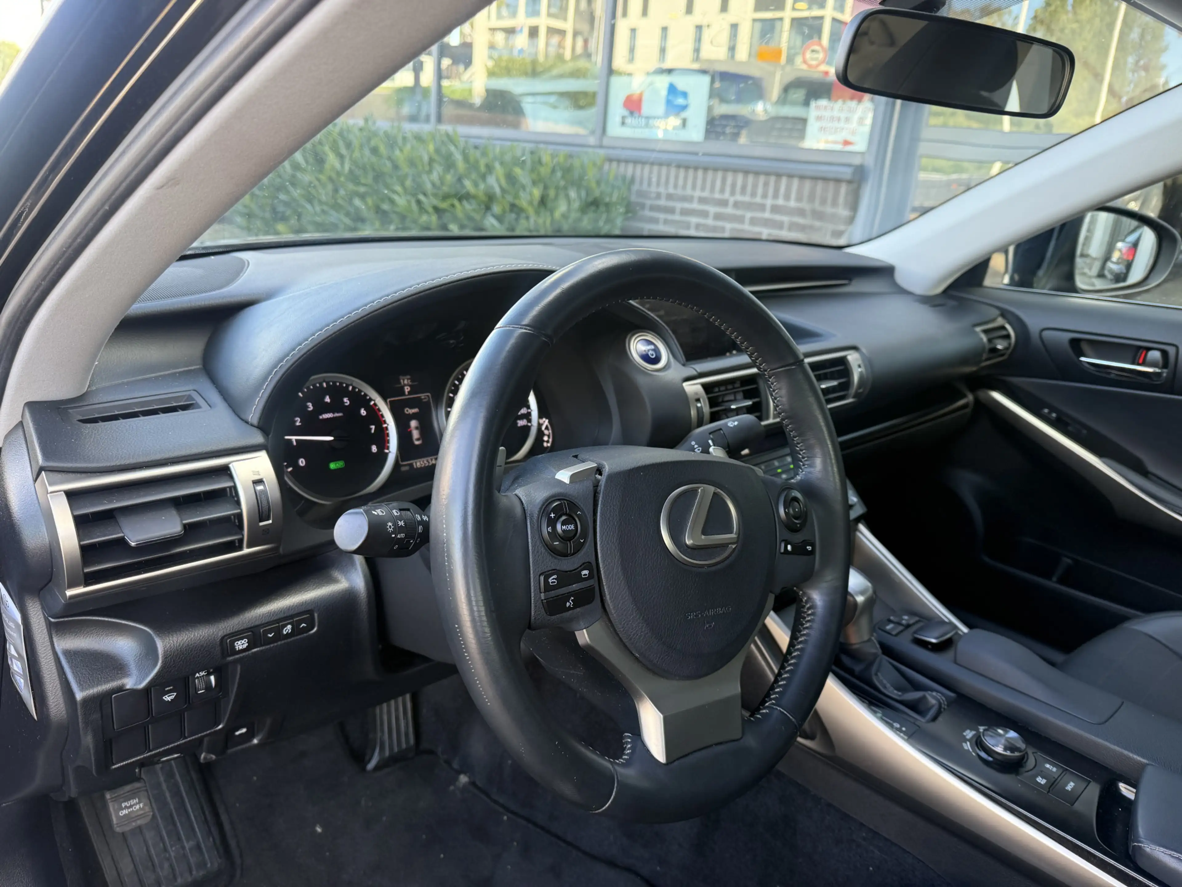 Lexus IS 300 300h — photo 12