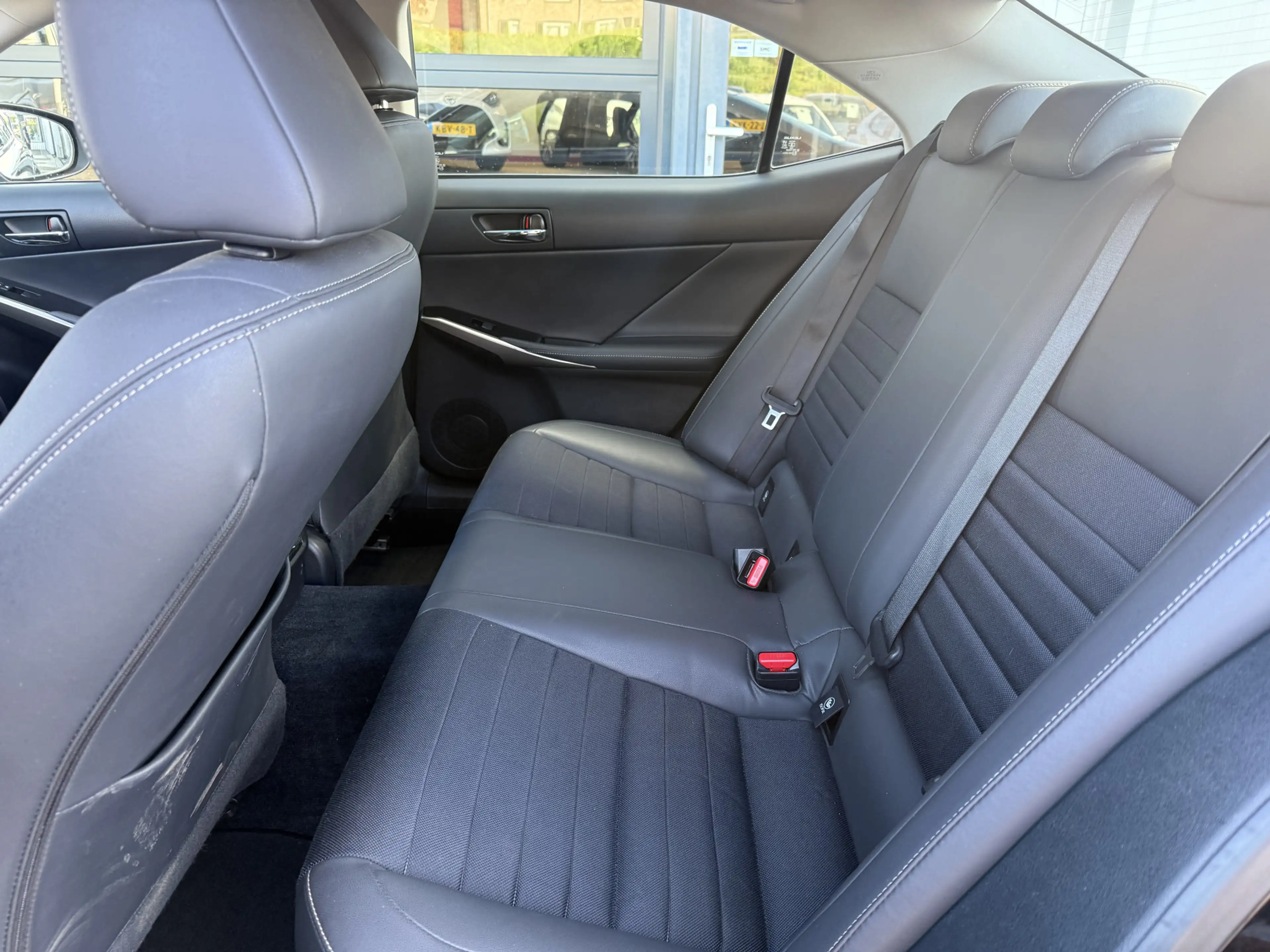Lexus IS 300 300h — photo 10