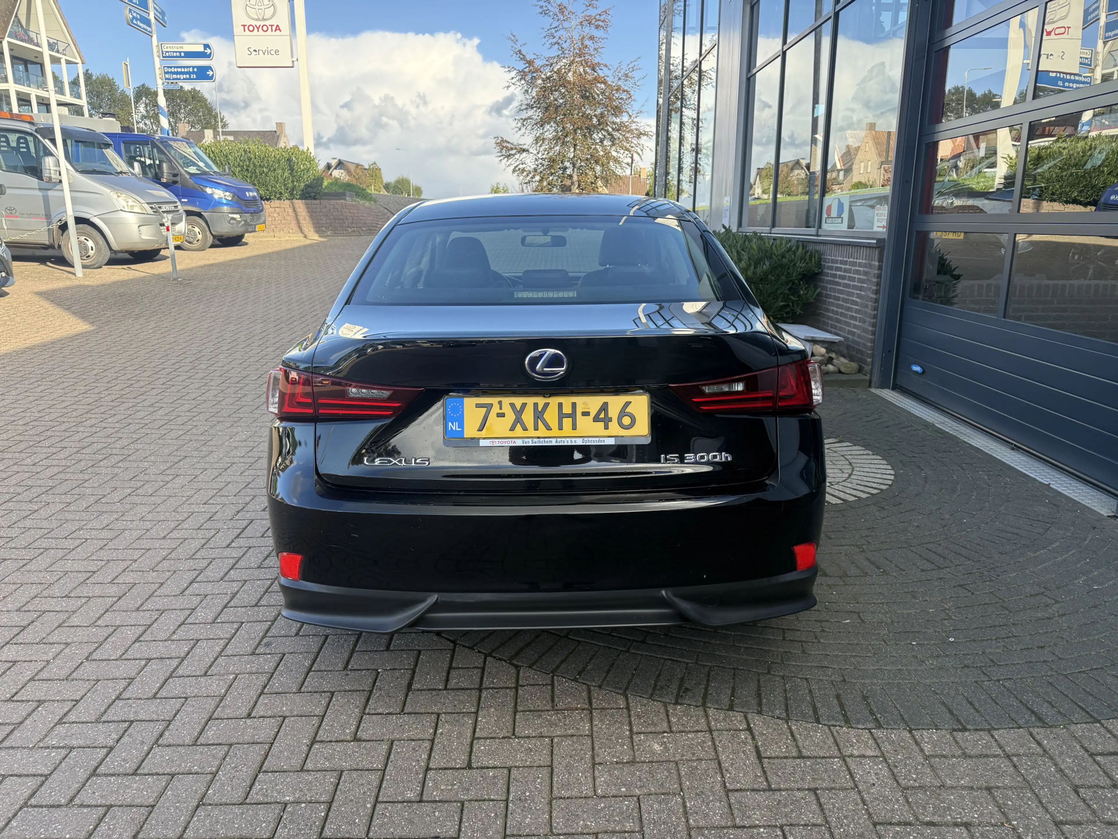 Lexus IS 300 300h — photo 6
