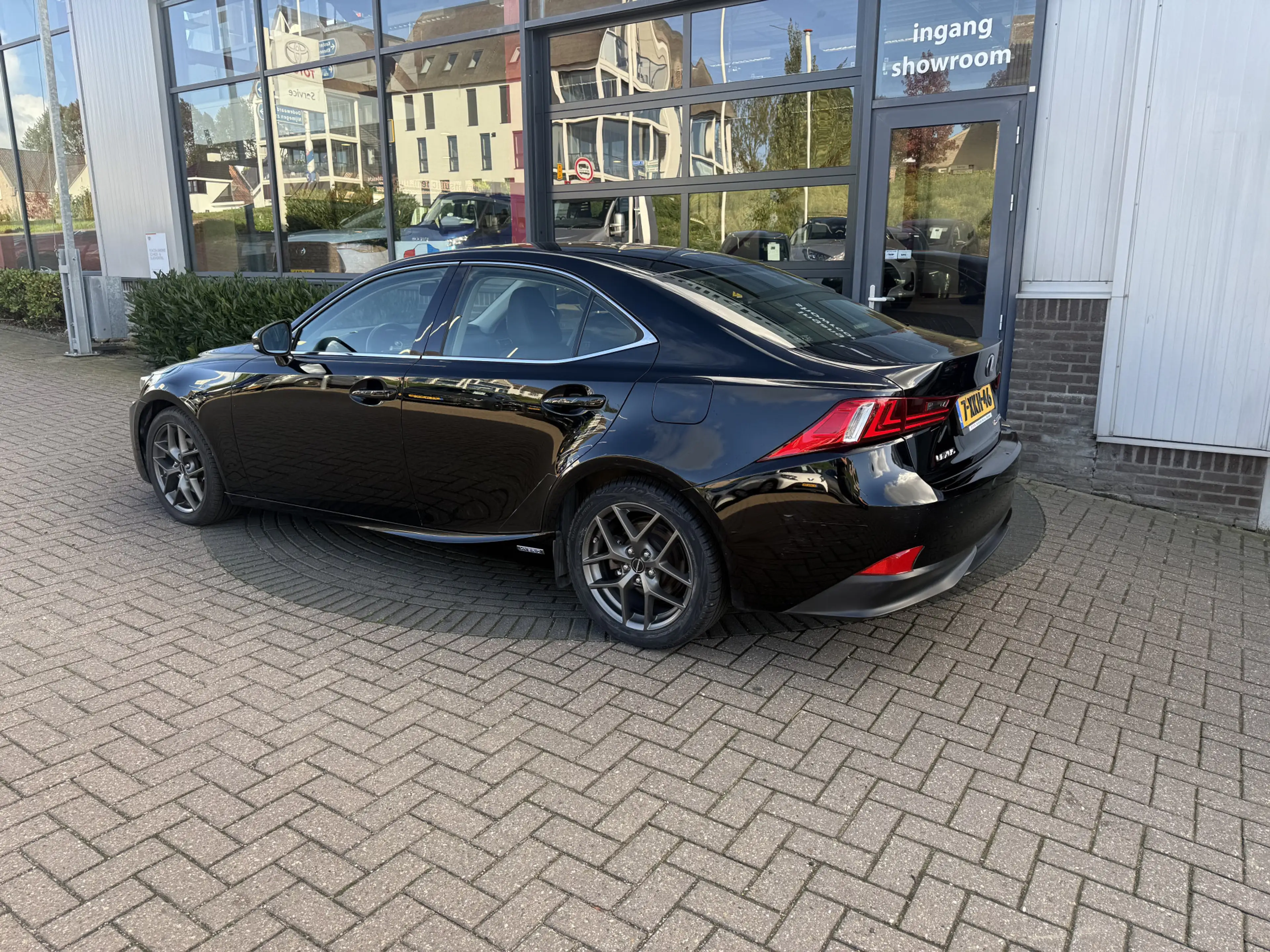 Lexus IS 300 300h — photo 5
