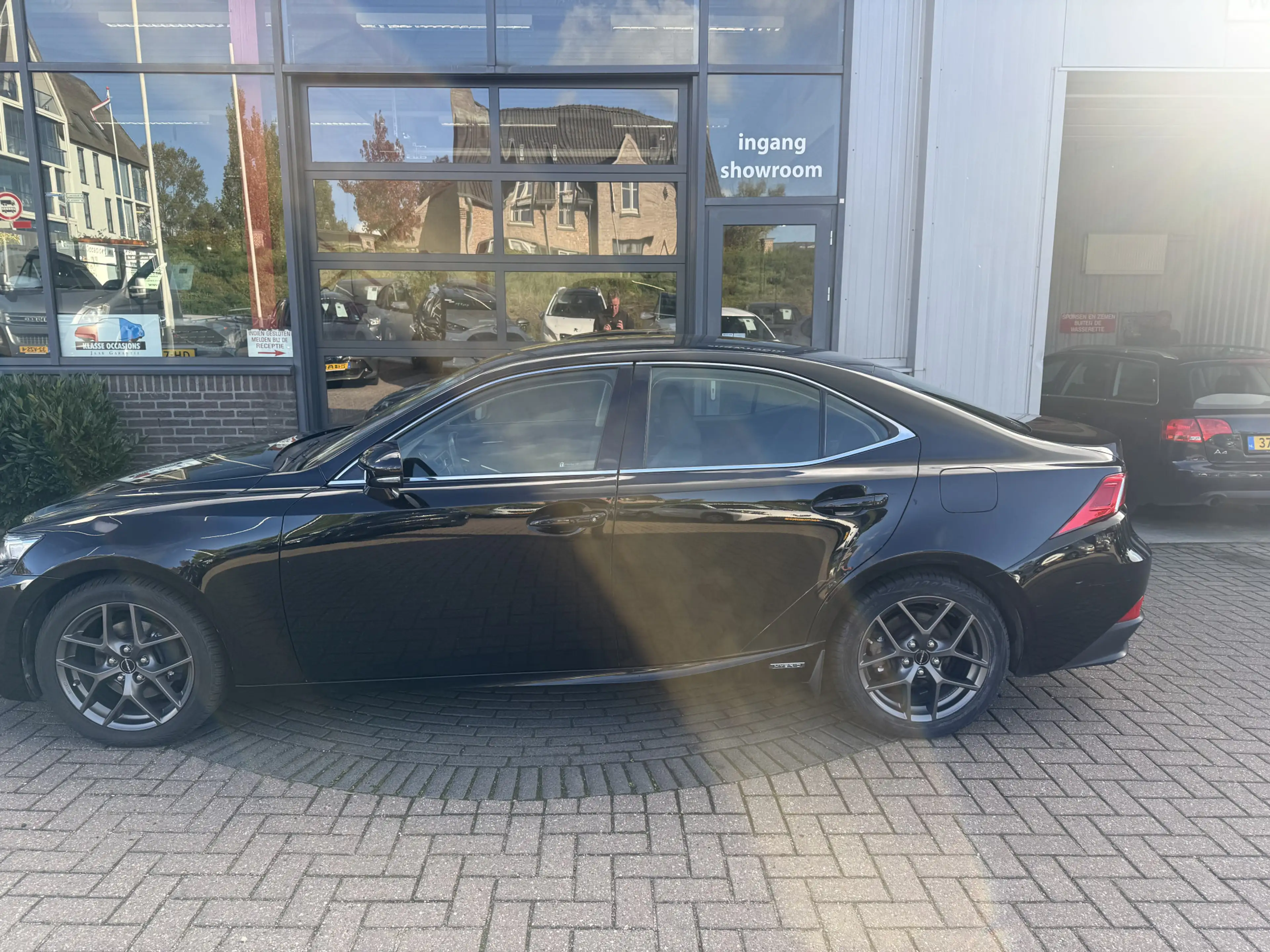 Lexus IS 300 300h — photo 3