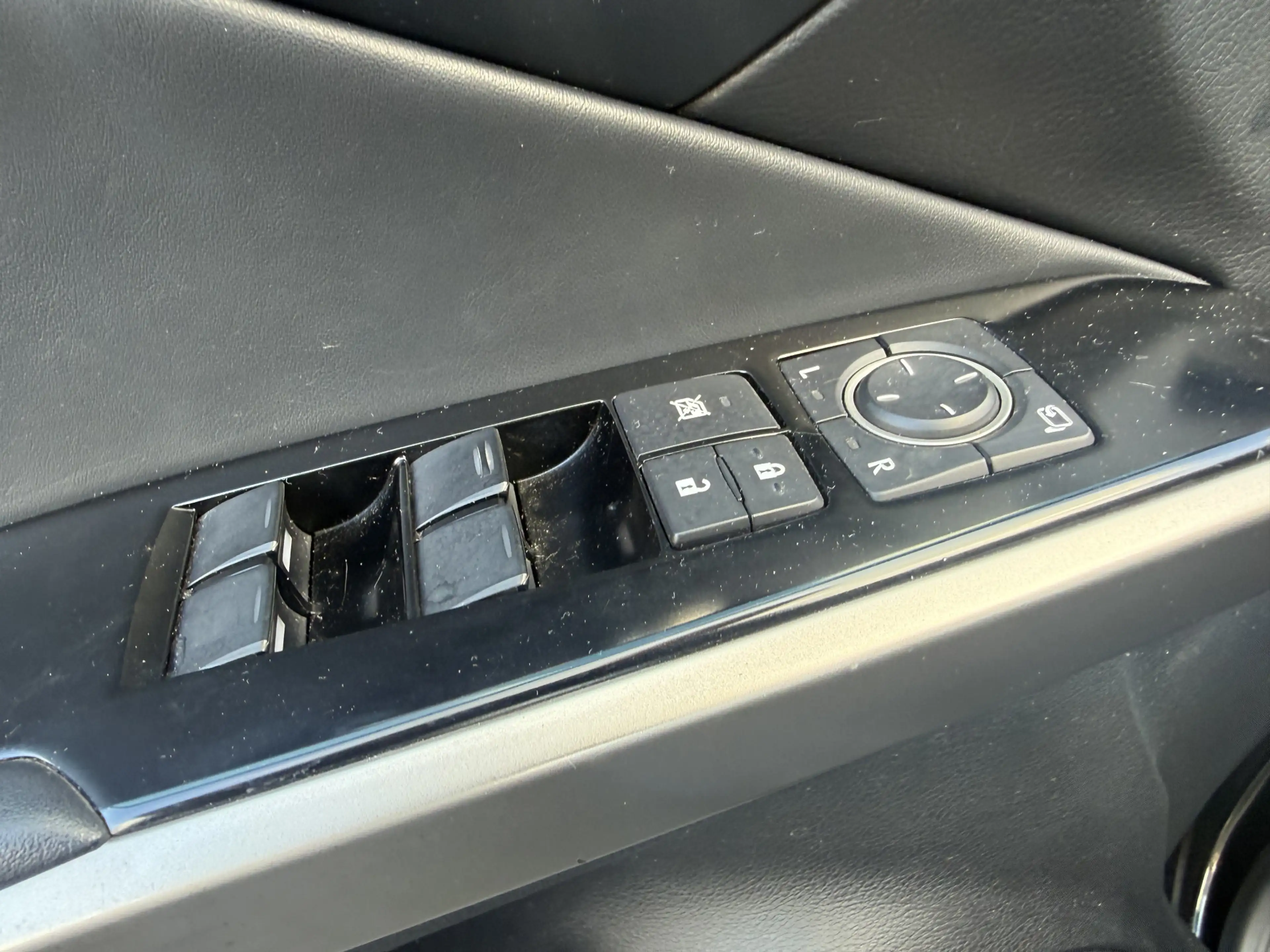 Lexus IS 300 300h — photo 11
