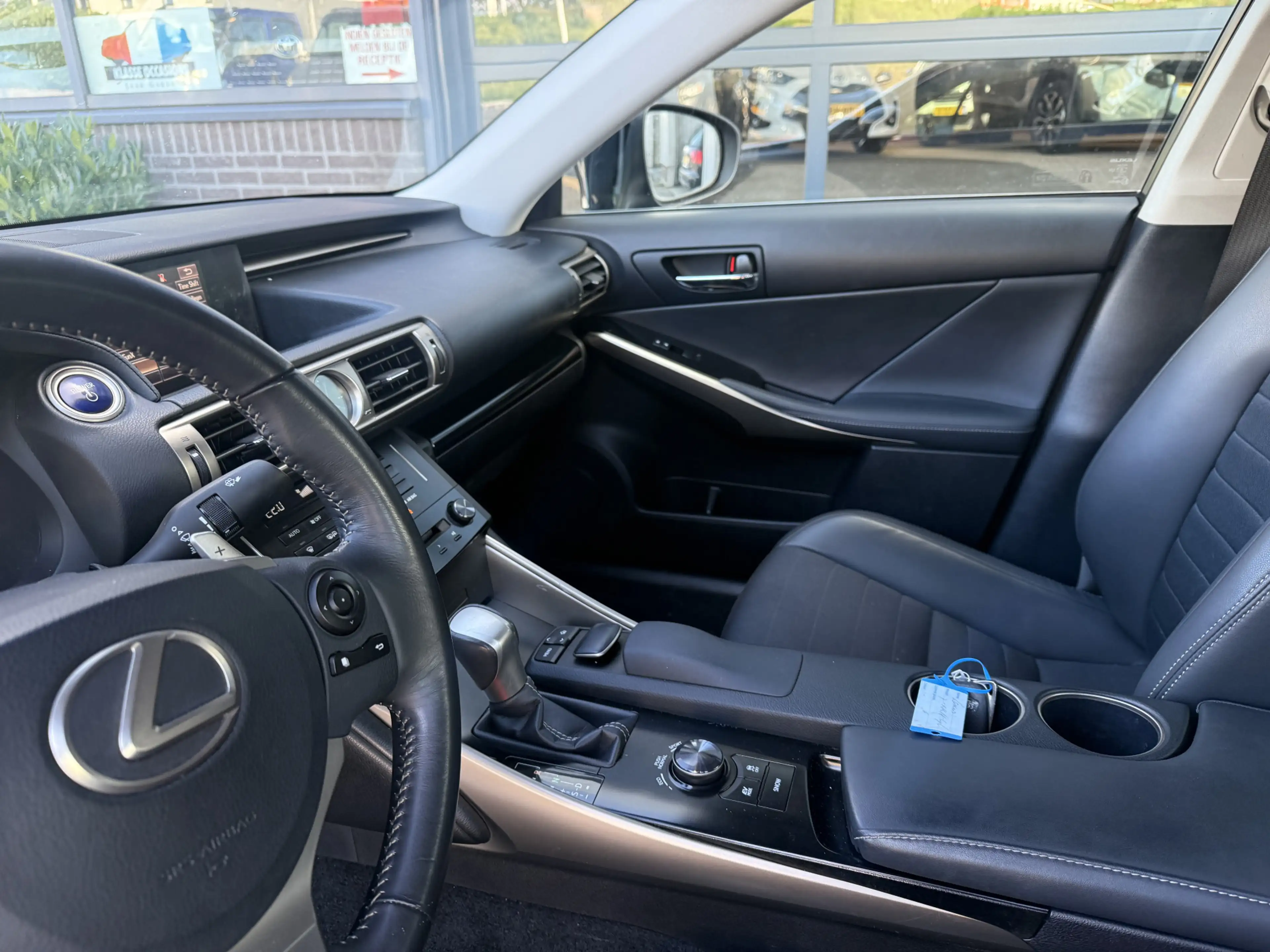 Lexus IS 300 300h — photo 14