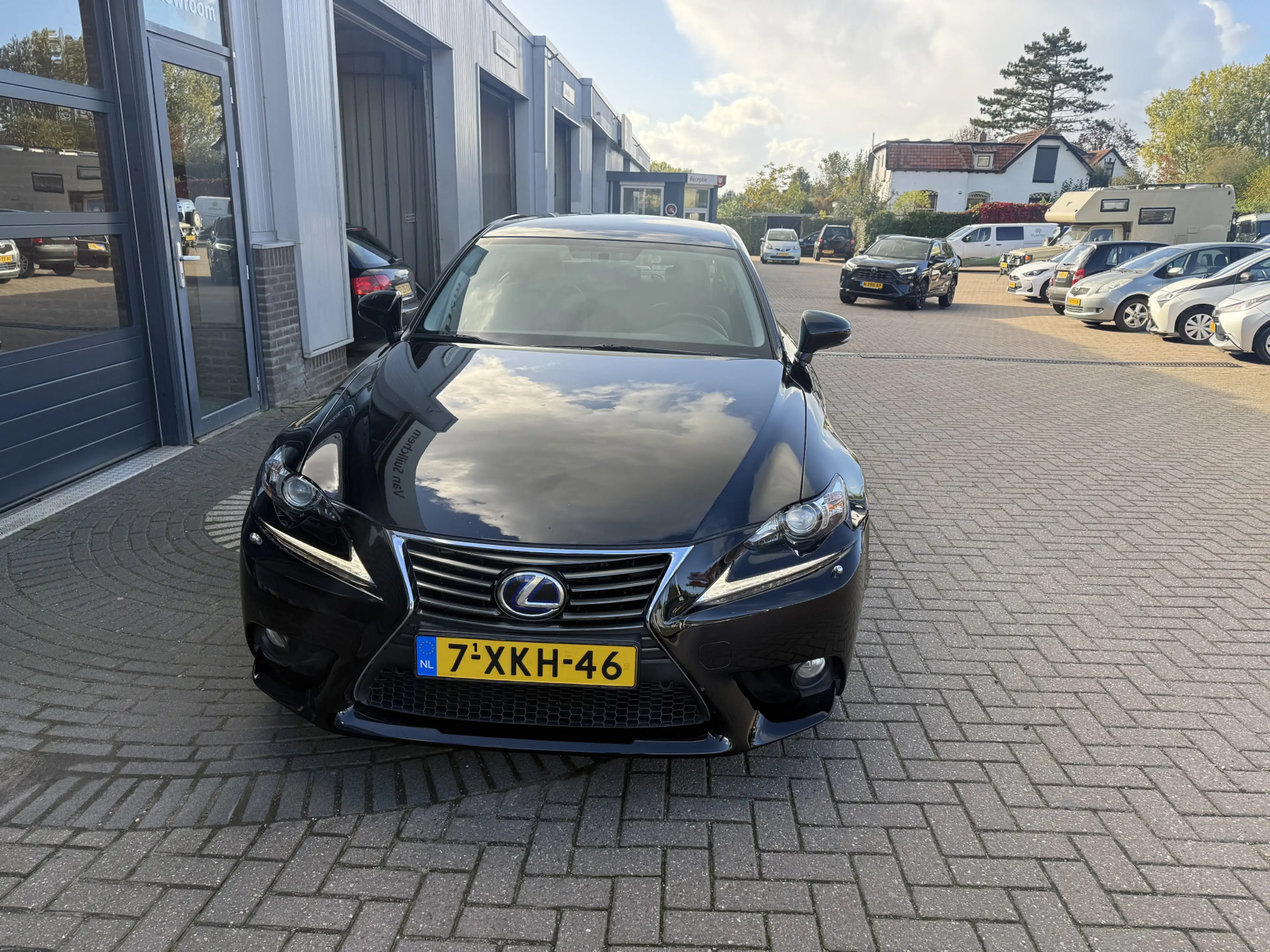 Lexus IS 300 300h — photo 8