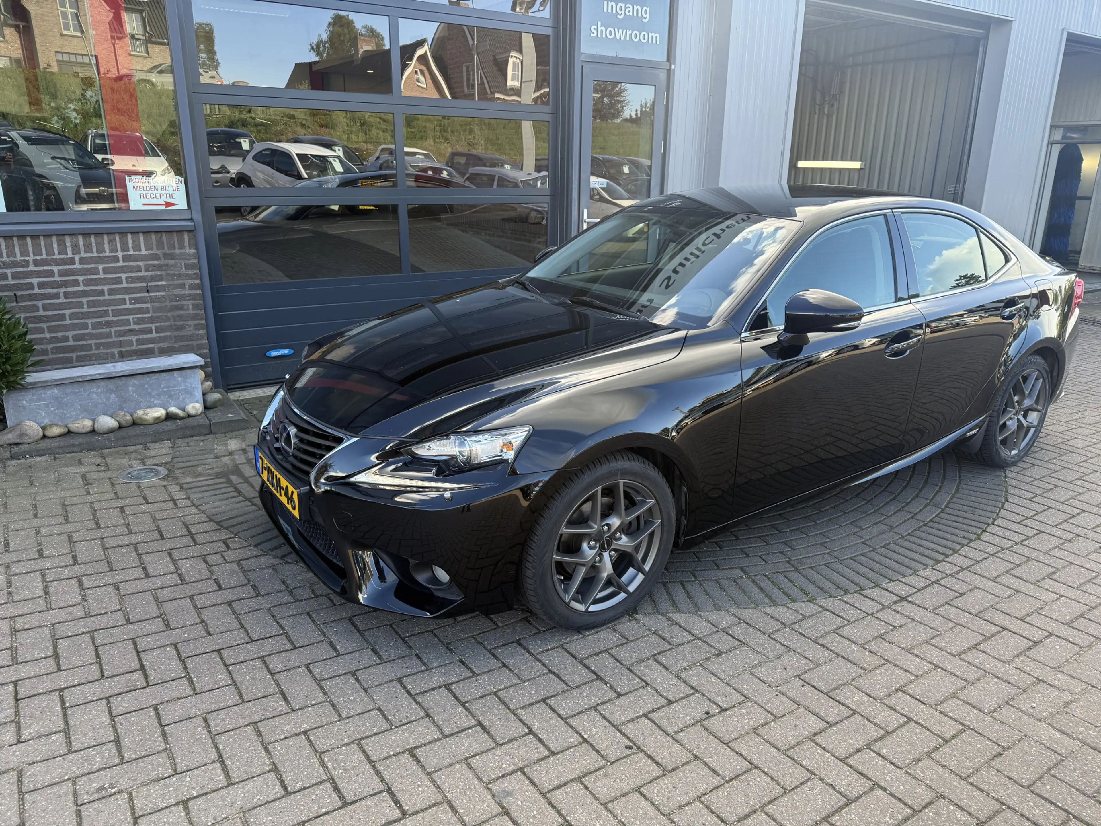 Lexus IS 300 300h — photo 7