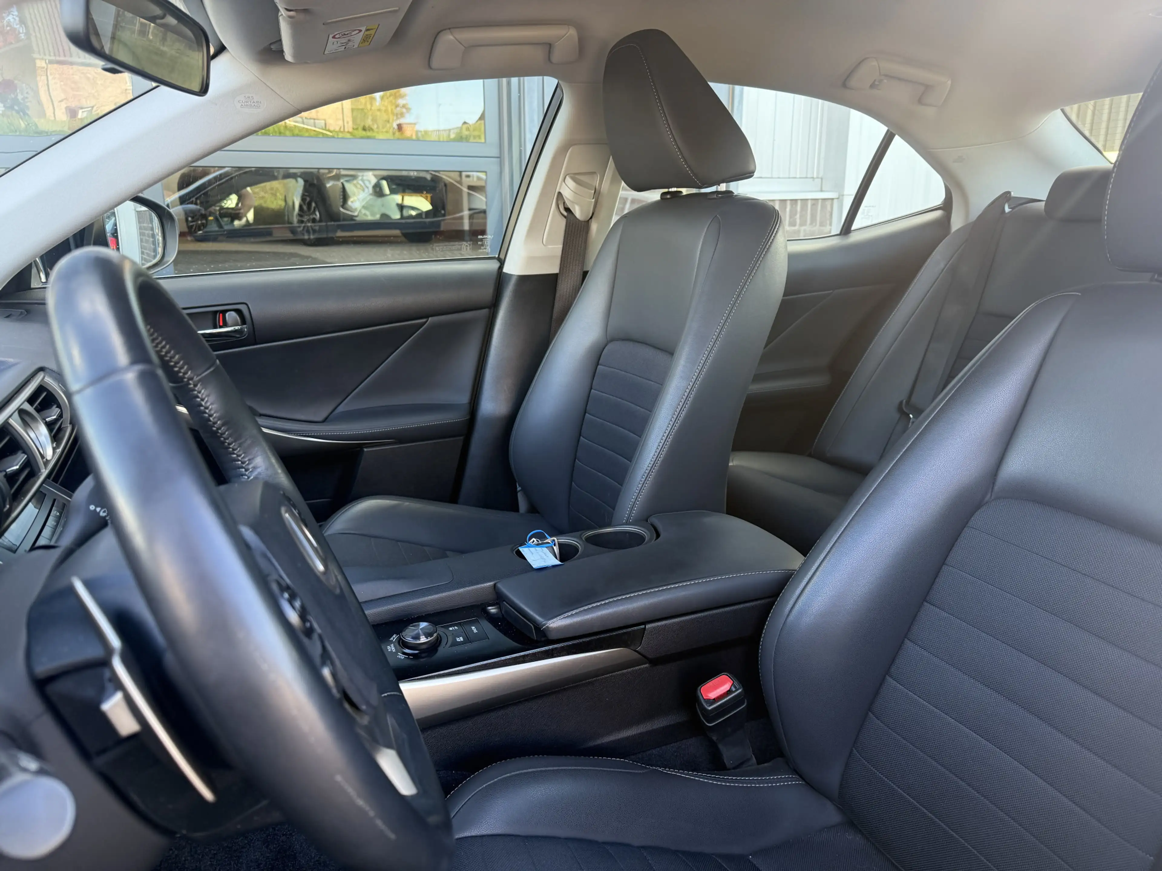 Lexus IS 300 300h — photo 13