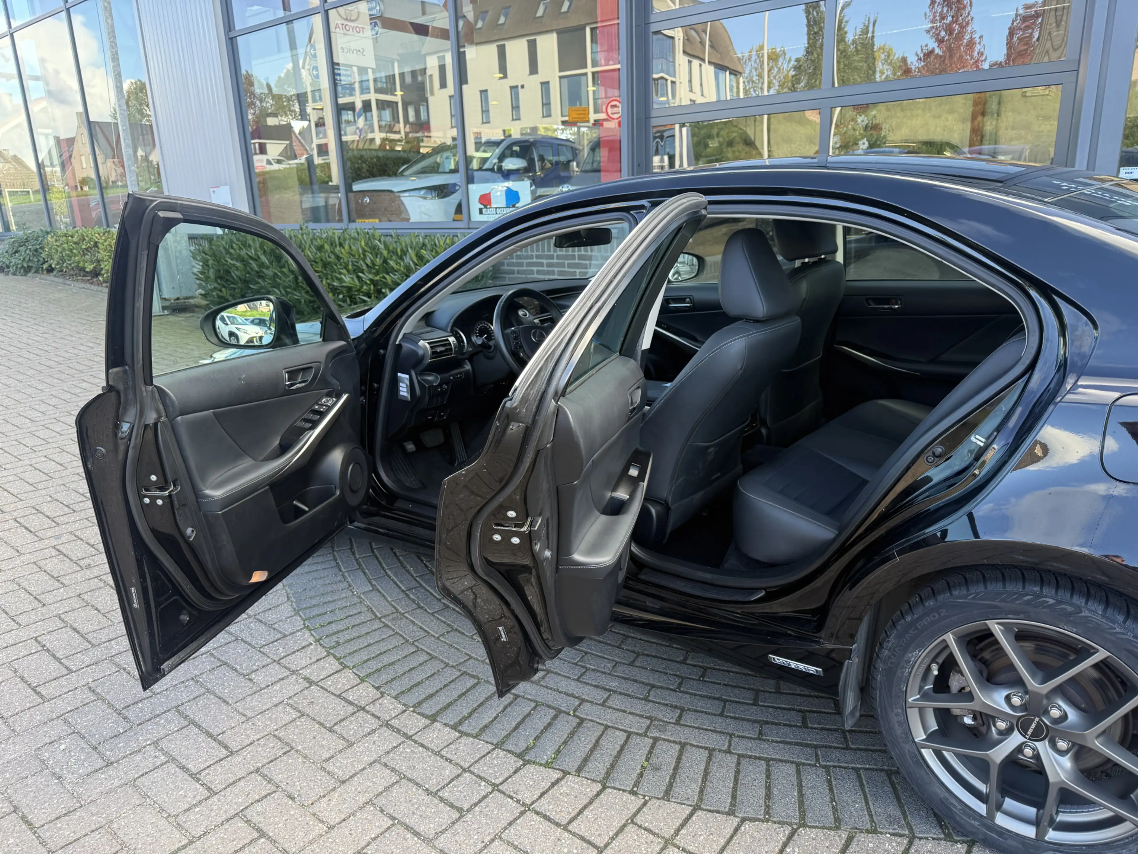 Lexus IS 300 300h — photo 9