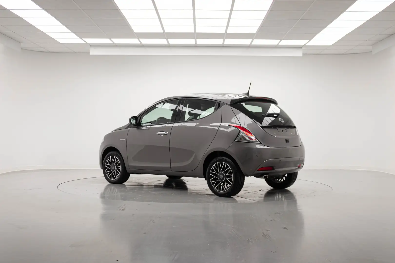 Lancia Ypsilon 1.0 FireFly 5 porte S&S Hybrid Platino NEOPATENTAT Grigio - 2