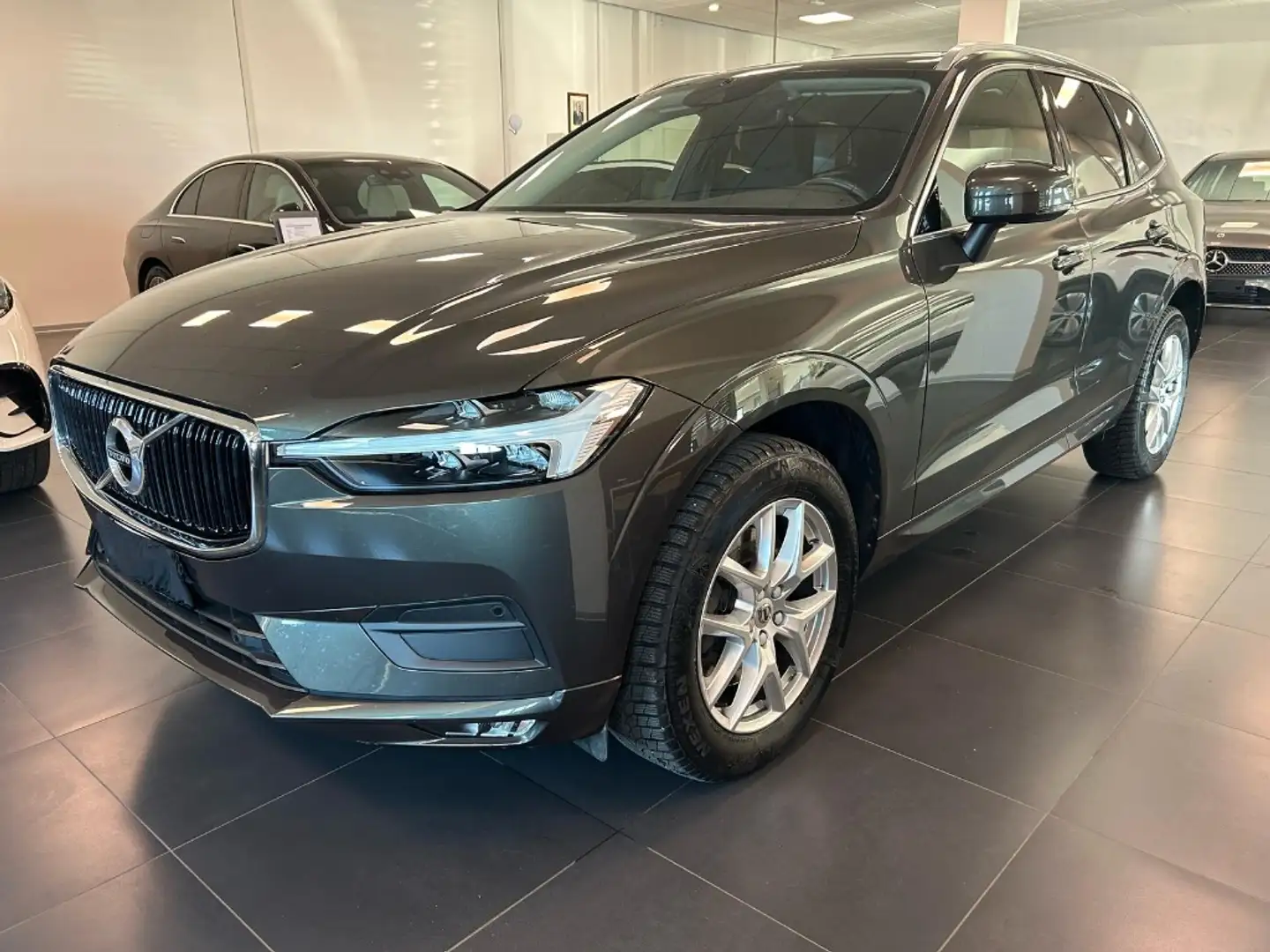 Volvo XC60 2.0 B4 Momentum Pro Grigio - 1