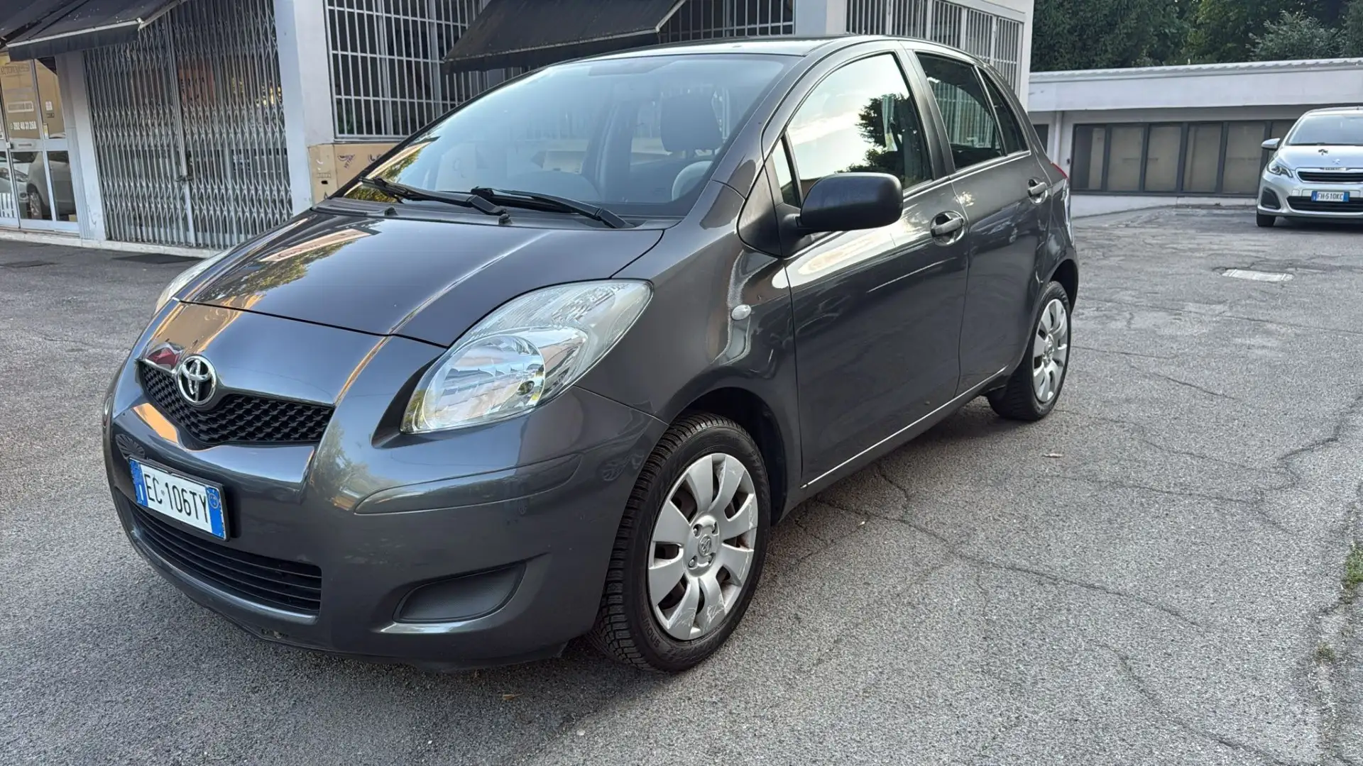 Toyota Yaris 5p 1.0 Sol c/CL * OK NEOPATENTATI * Gris - 1