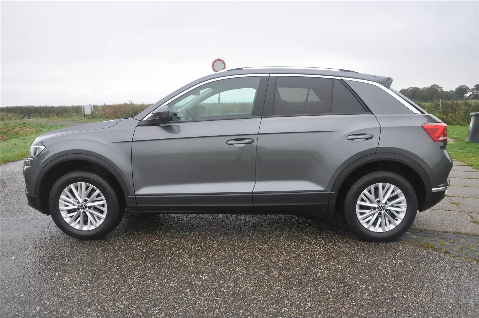 Volkswagen T-Roc 1.5 TSI 7-DSG Grijs - 2