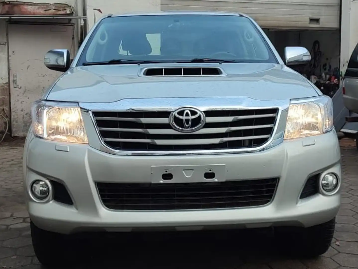 Toyota Hilux Toyota Hilux Automatik 2015 4 Doors Silber - 1