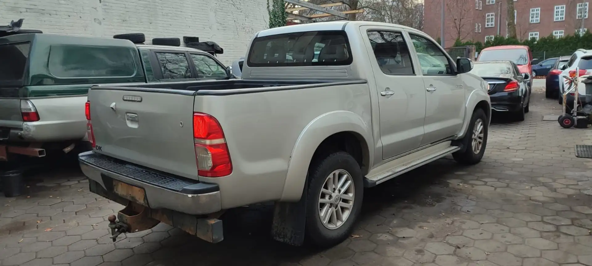 Toyota Hilux Toyota Hilux Automatik 2015 4 Doors Silber - 2