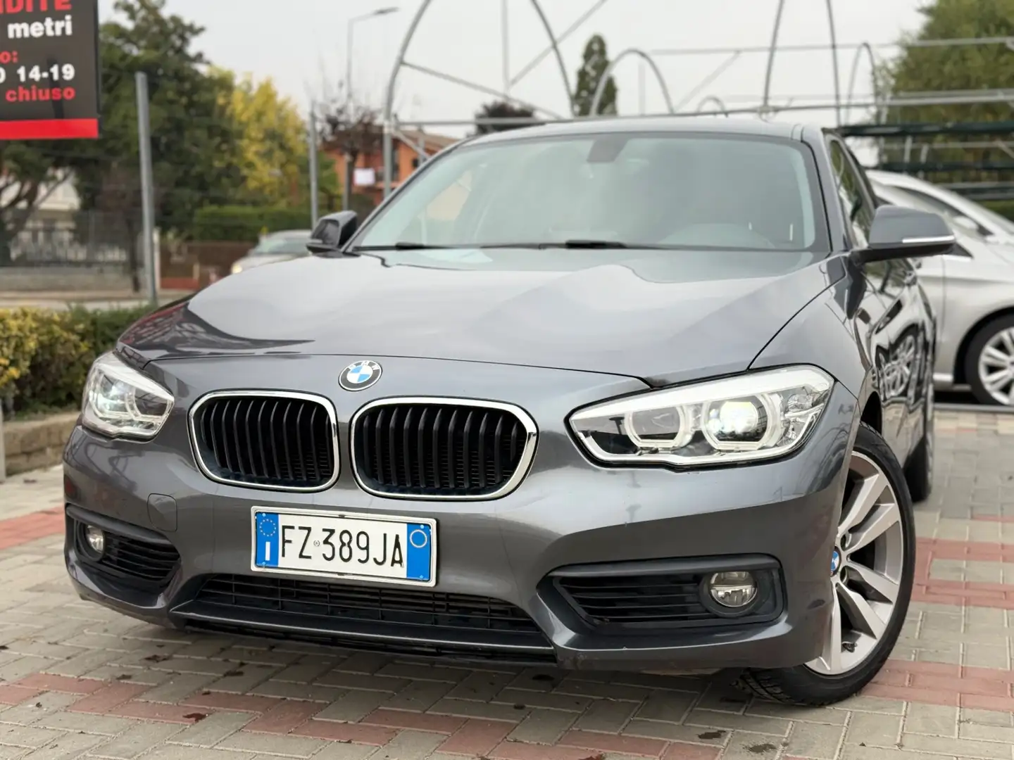 BMW 118 118d 5p. Urban Gris - 1