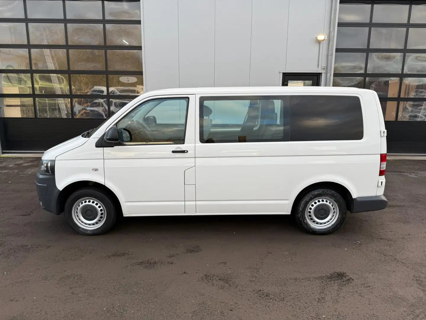 Volkswagen Transporter 2.0 TDI L1H1 Rolstoelbus Automatische Achterdeuren Wit - 2