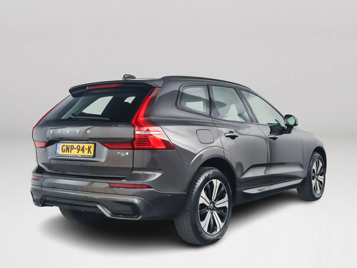 Volvo XC60 T6 Plug-in hybrid AWD Plus Dark | Panoramadak | 36 Grijs - 2