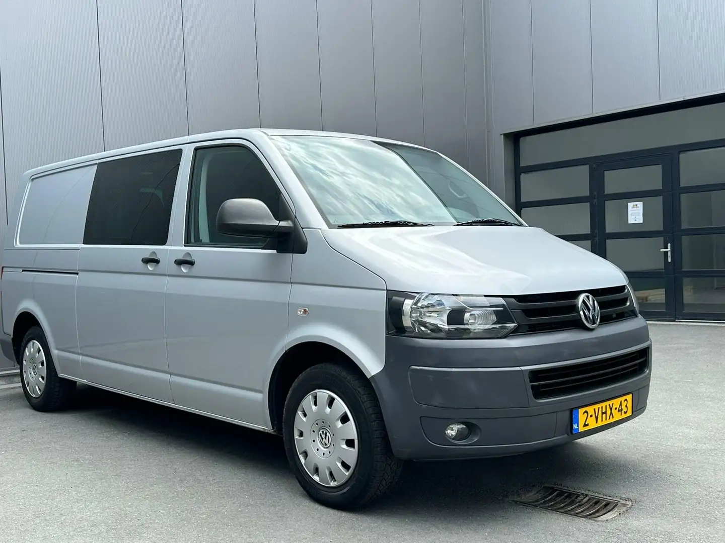 Volkswagen T5 Transporter 2.0 TDI L2H1 DC Trendline Airco|Cruise|Trekhaak| Grau - 2