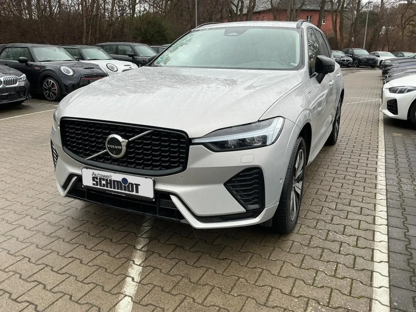 Volvo XC60 T6 Plug-in Hybrid AWD Plus Dark + GARANTIE Silber - 2