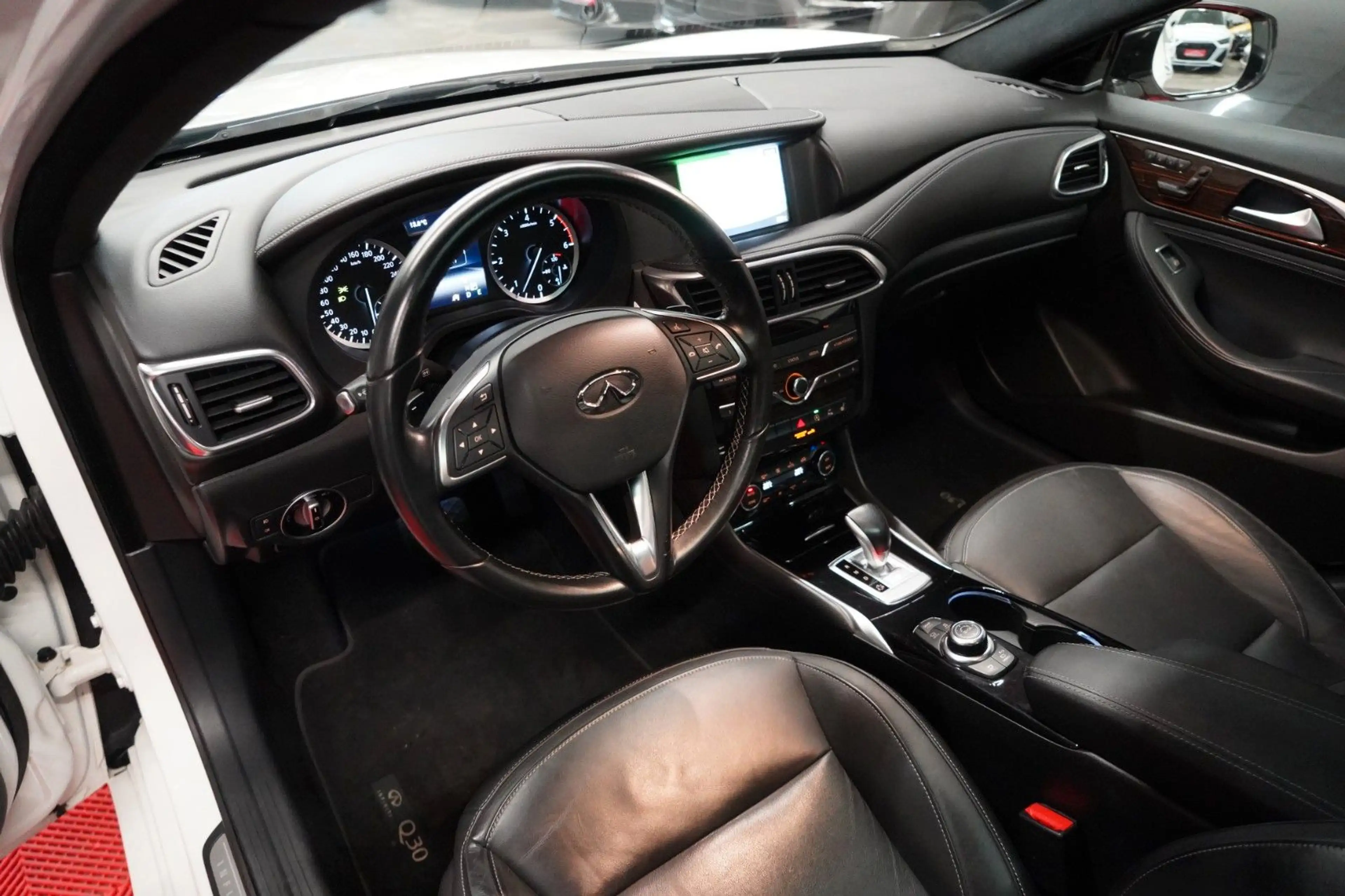 Infiniti Q30 2.2d Sport Aut. 2.Hand*Keyless*Bose*Acc*360° — photo 13