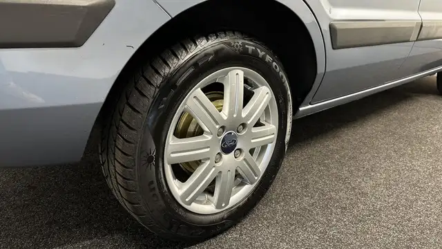 Ford Fusion view 13