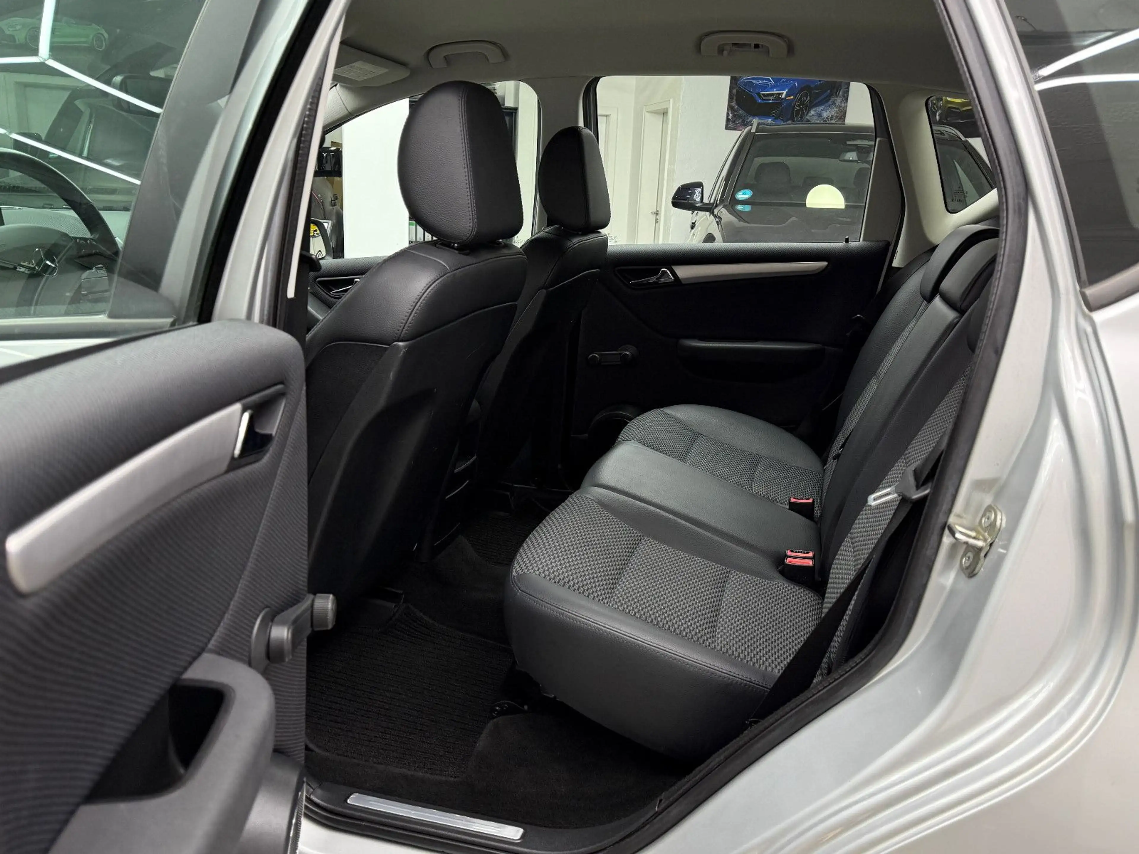 Mercedes-Benz A 180 Avantgarde / 1. Hand Automatik Tempomat — photo 12