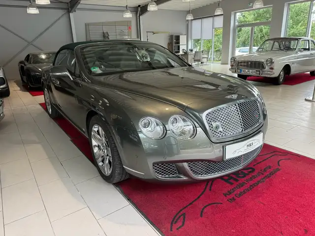 Bentley Continental GT view 3