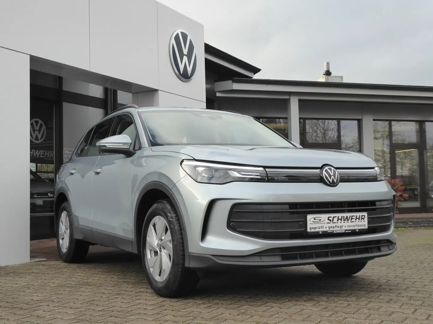 Volkswagen Tiguan Basis-Modell Zilver - 2