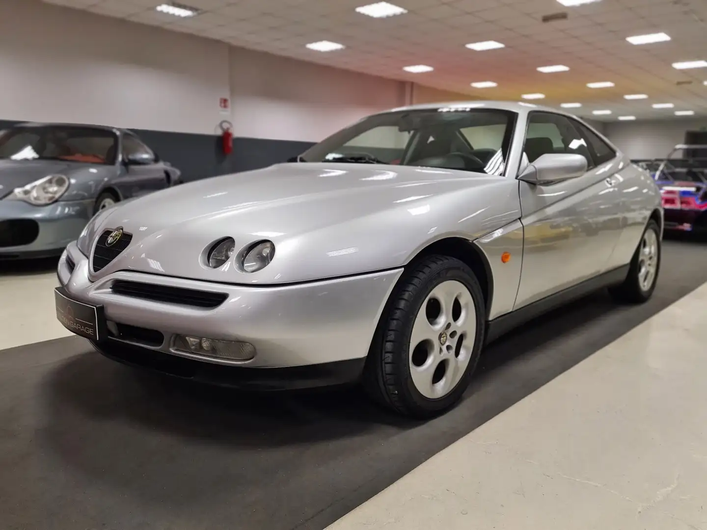 Alfa Romeo GTV 2.0i 16V Twin Spark cat Grau - 2