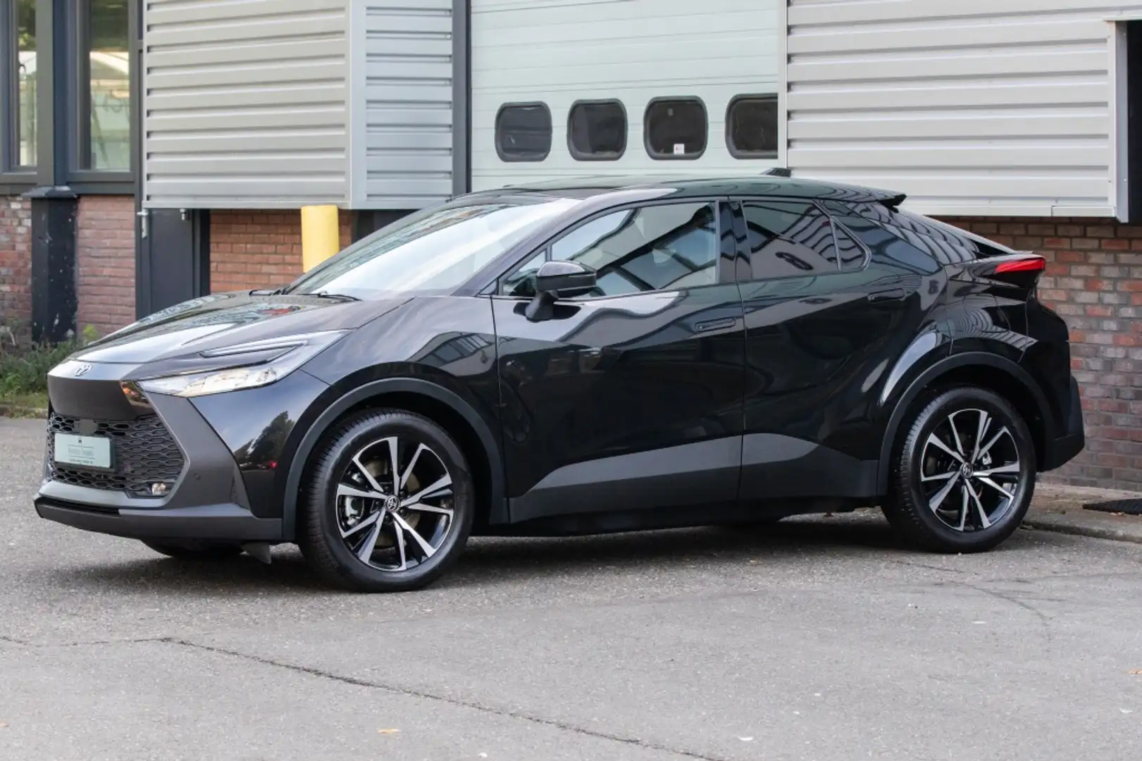 Toyota C-HR 2.0 PHEV 220 Premium Zwart - 2