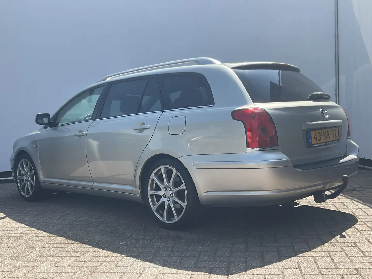 Toyota Avensis Wagon 1.8 VVTi Linea Luna Trekhaak Navi Clima NAP! Grijs - 2