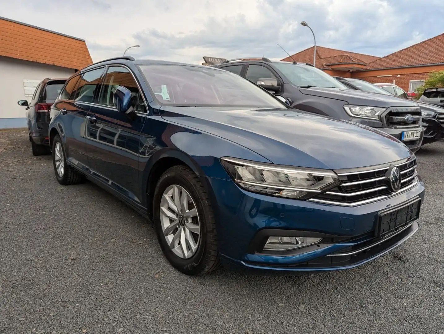 Volkswagen Passat Variant 2.0 TDI Business AHK Pano LED CarPlay DigitalCockp Blau - 2