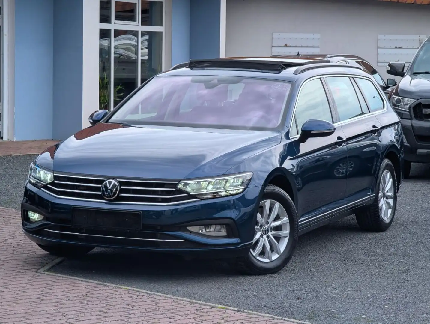 Volkswagen Passat Variant 2.0 TDI Business AHK Pano LED CarPlay DigitalCockp Blau - 1