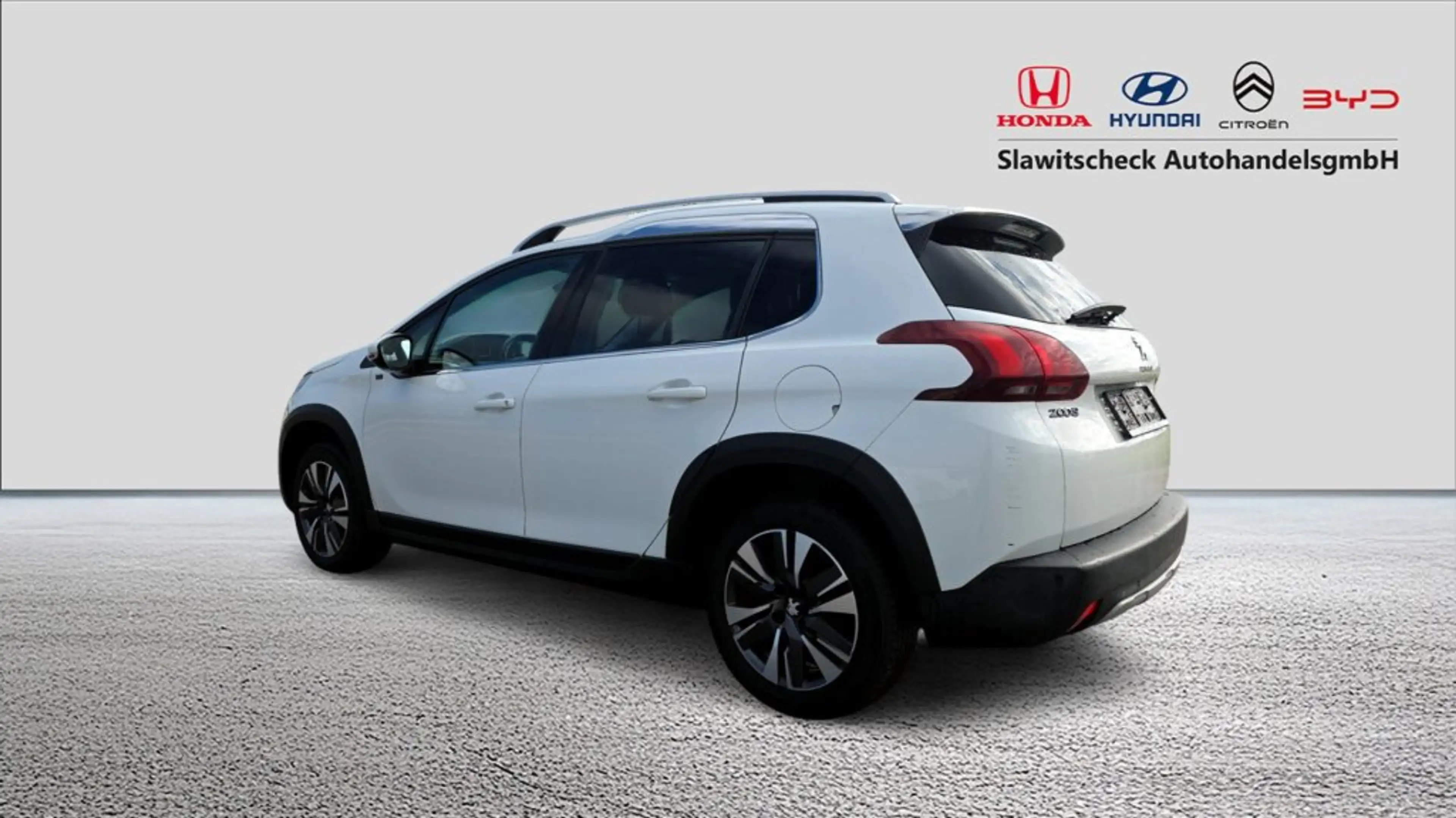 Peugeot 2008 1,2 PureTech 110 S&S Allure — photo 3
