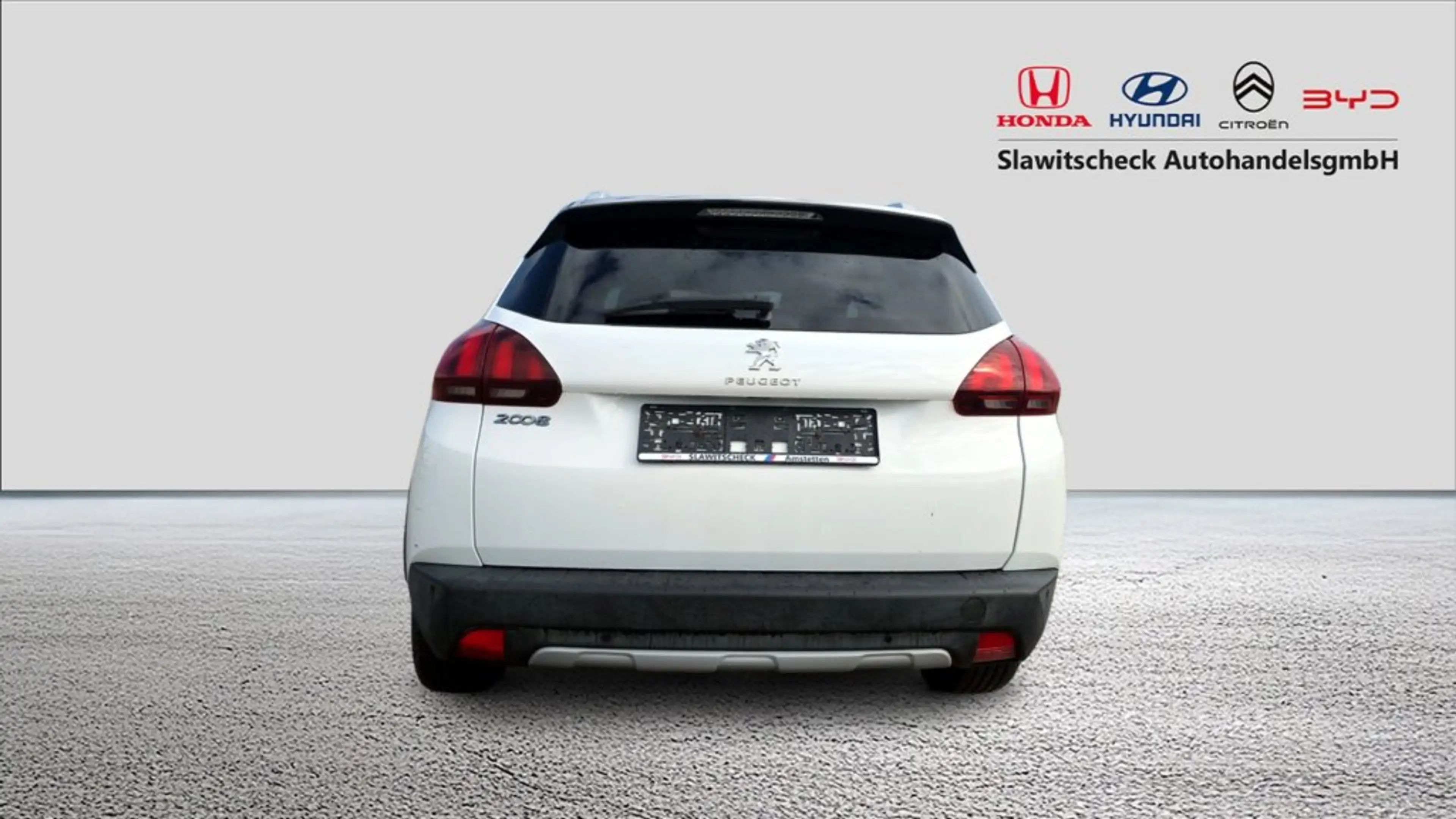 Peugeot 2008 1,2 PureTech 110 S&S Allure — photo 4