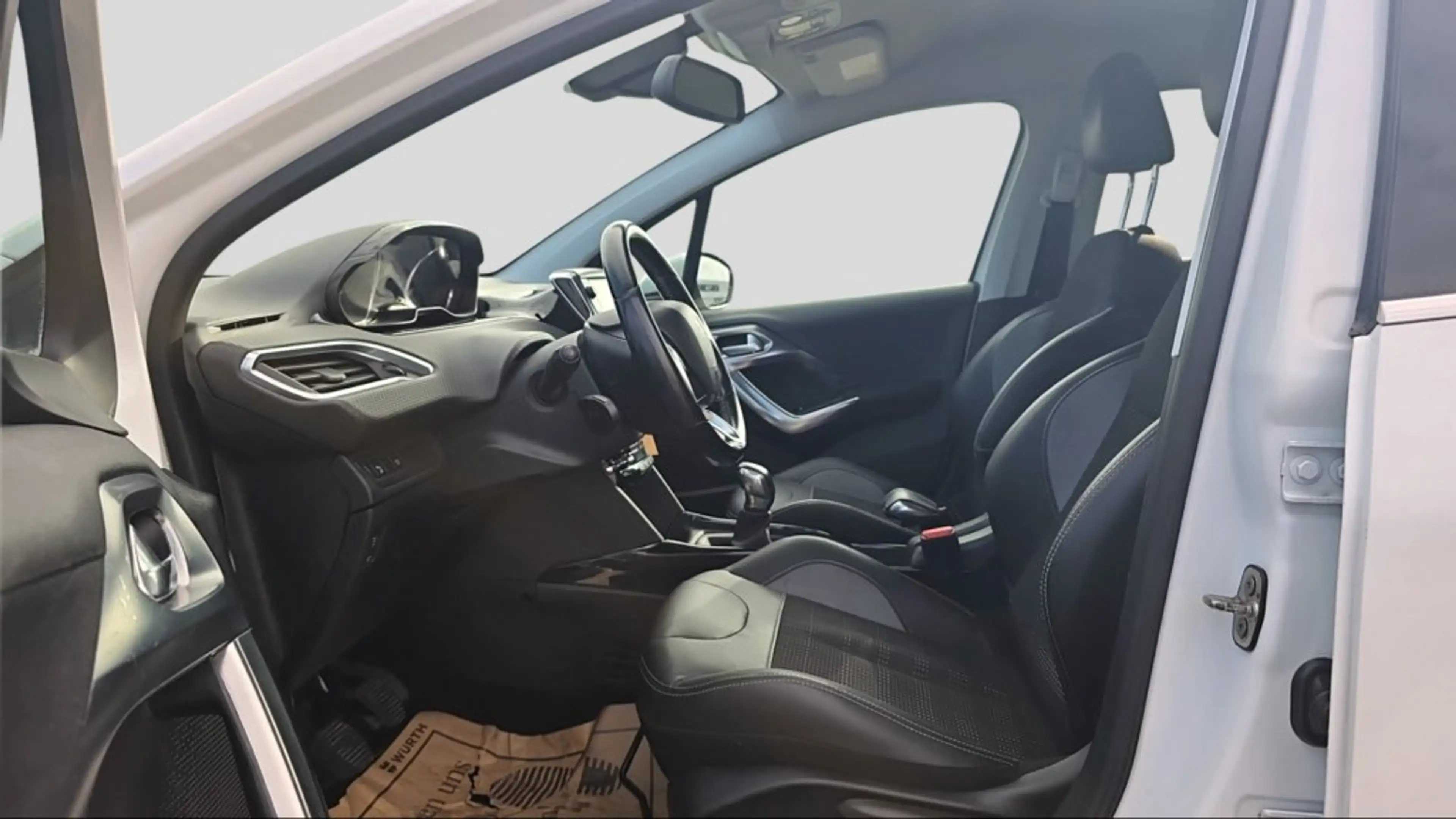 Peugeot 2008 1,2 PureTech 110 S&S Allure — photo 10