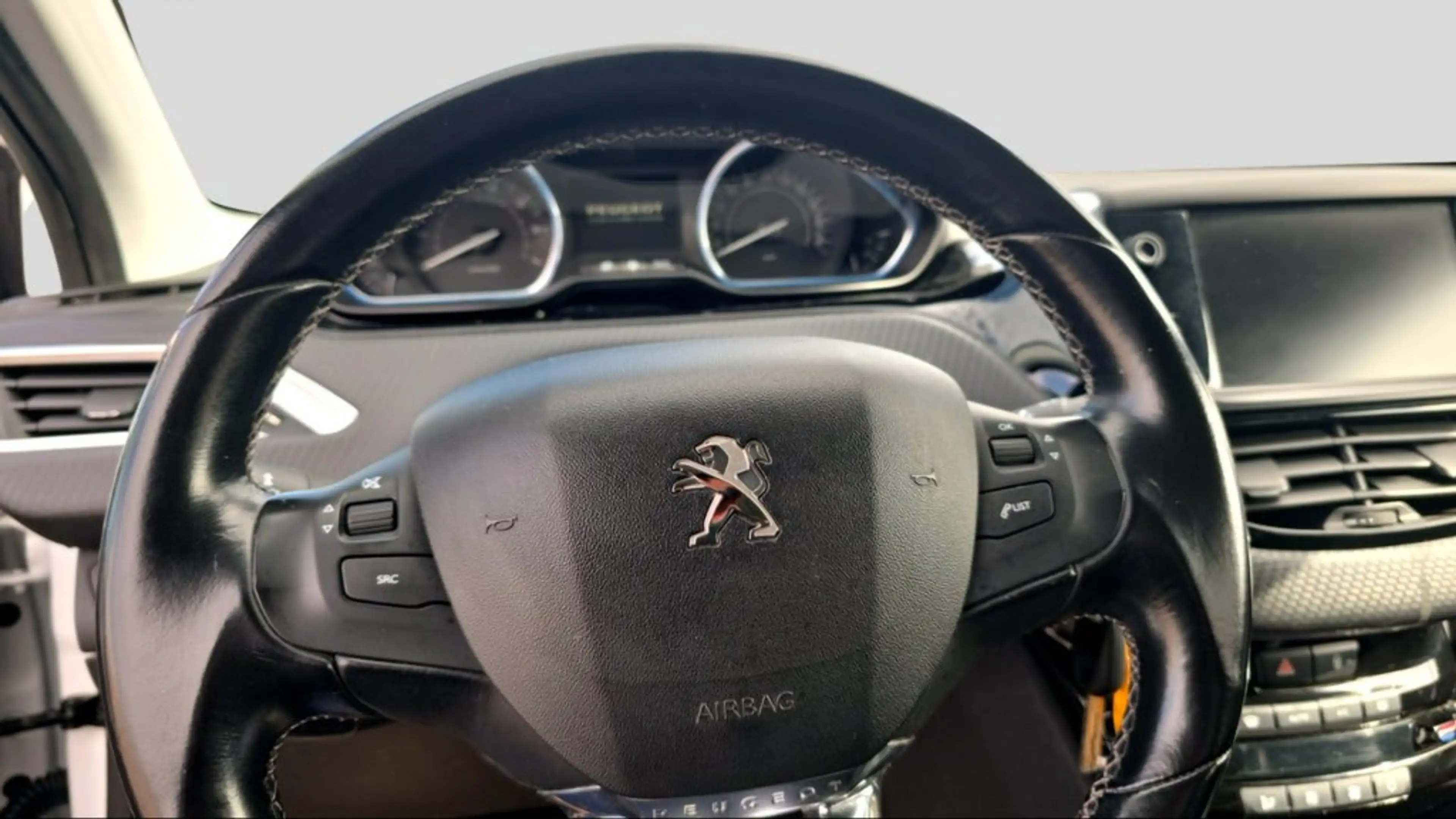 Peugeot 2008 1,2 PureTech 110 S&S Allure — photo 8