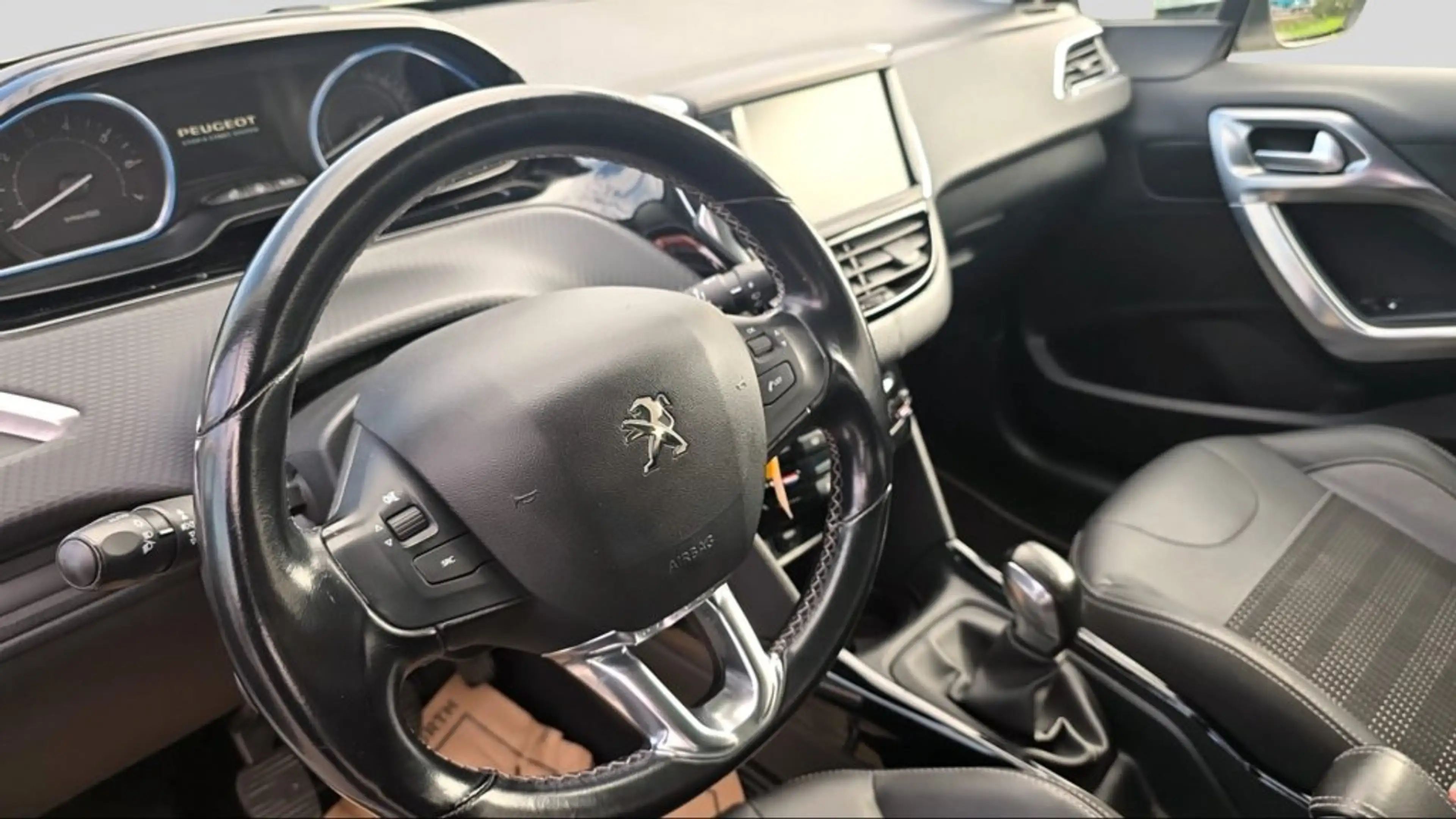 Peugeot 2008 1,2 PureTech 110 S&S Allure — photo 7