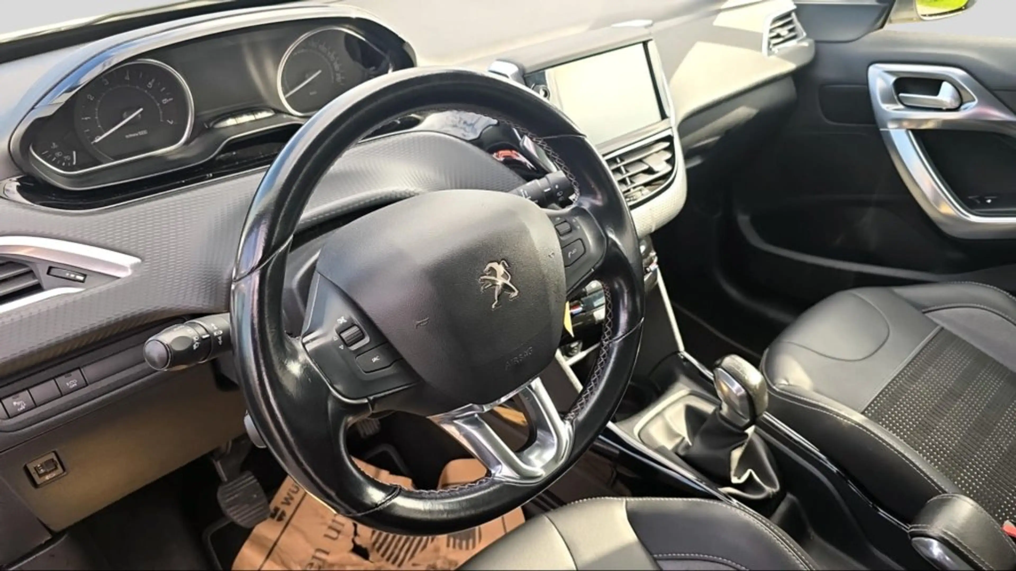 Peugeot 2008 1,2 PureTech 110 S&S Allure — photo 15