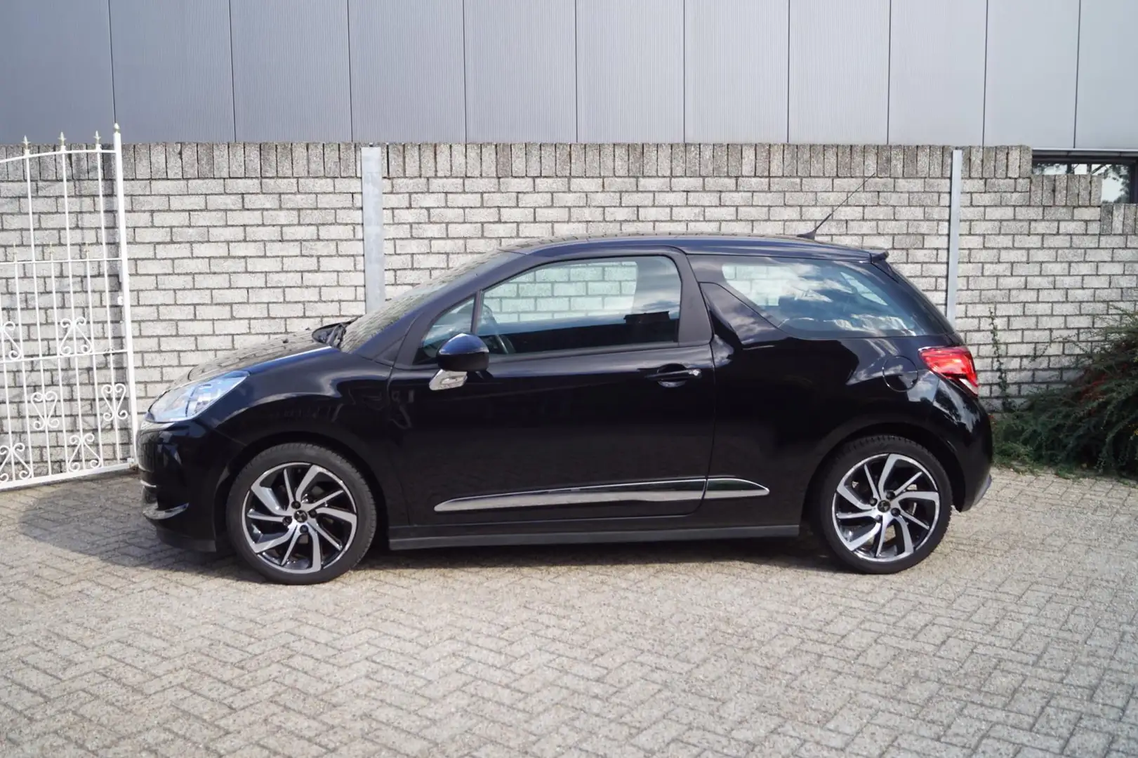 DS Automobiles DS 3 1.2 PureTech So Chic Navi Camera Clima Apple Carpl Zwart - 2