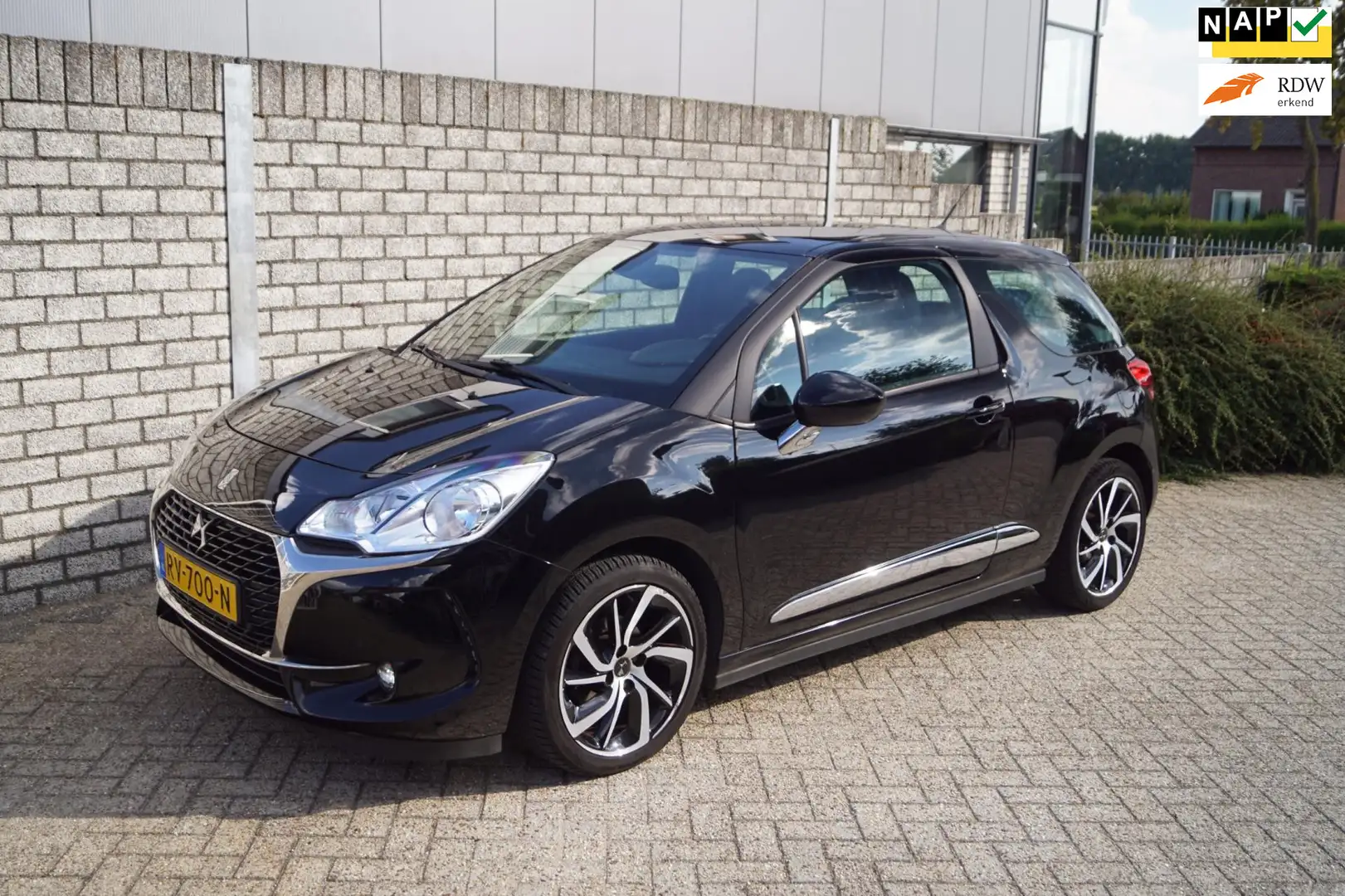 DS Automobiles DS 3 1.2 PureTech So Chic Navi Camera Clima Apple Carpl Zwart - 1