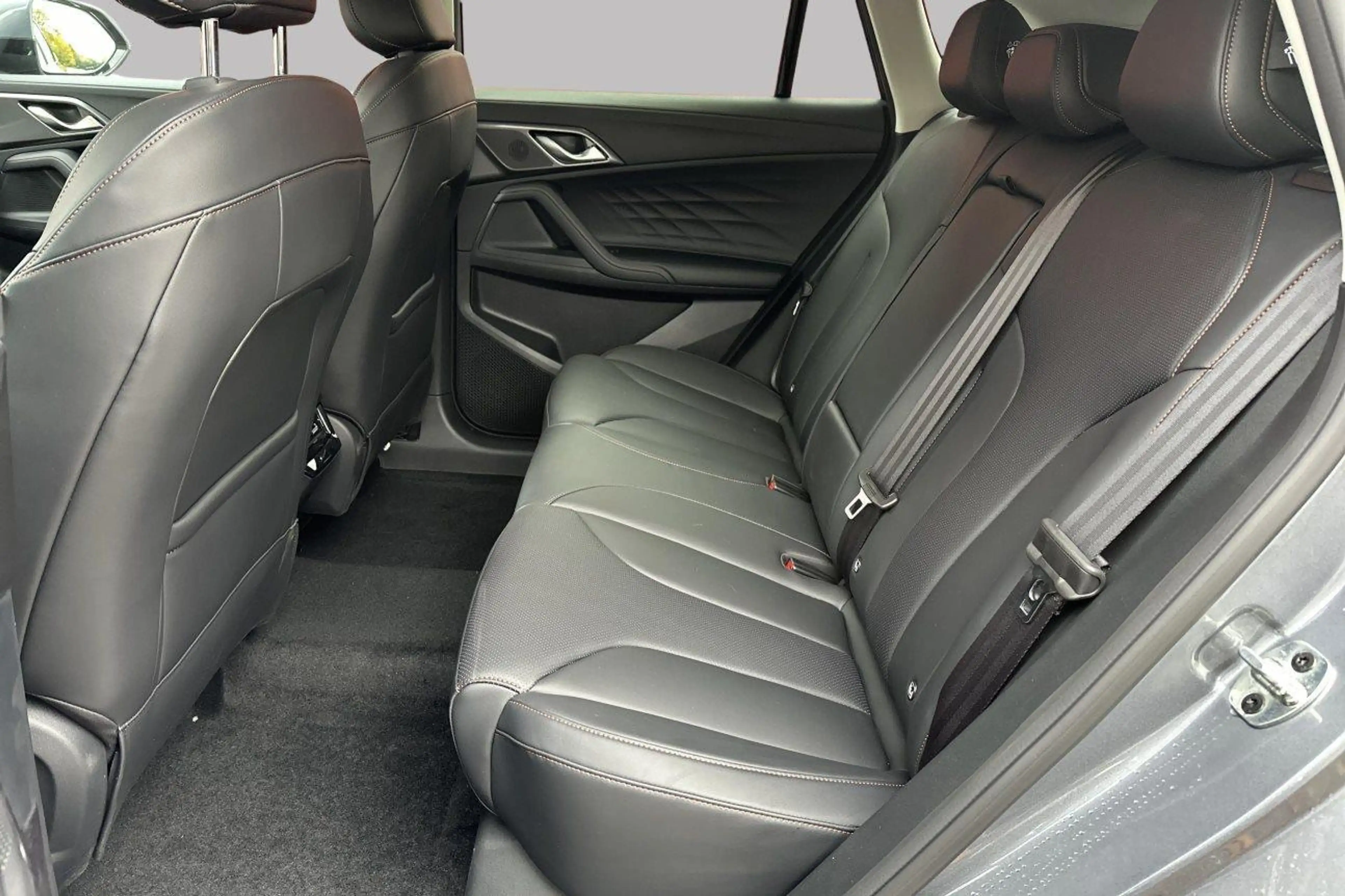 MG HS Luxury PHEV — photo 11