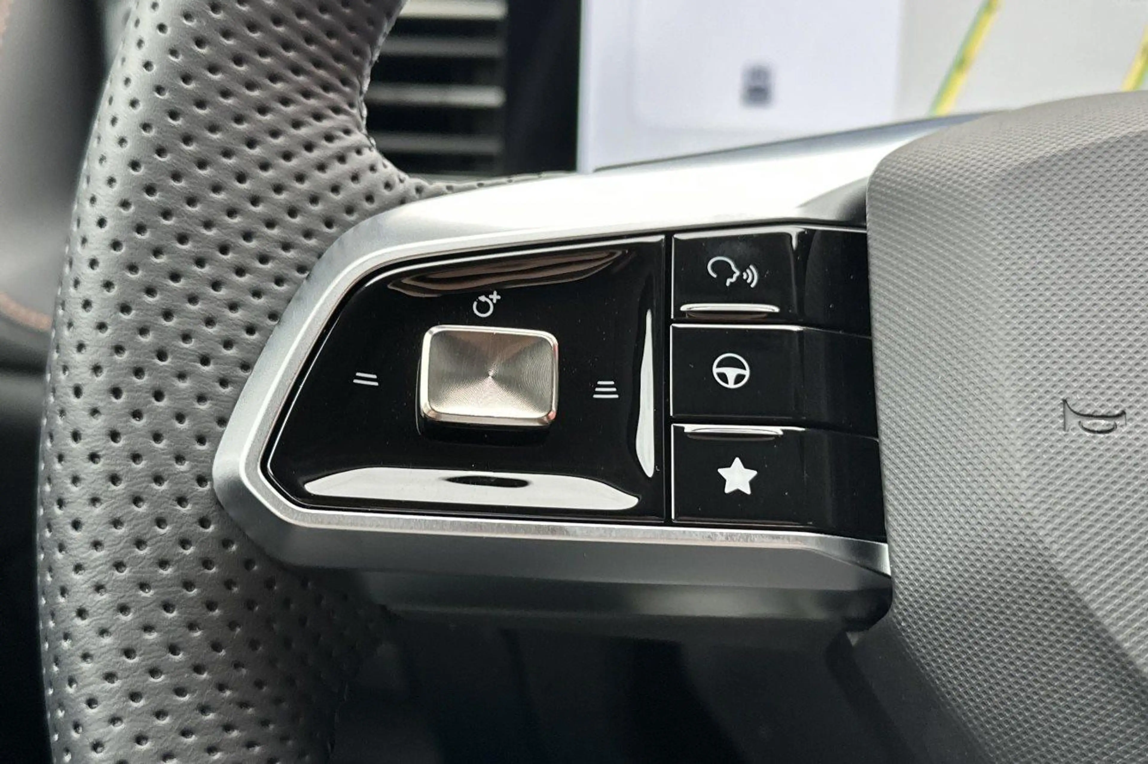 MG HS Luxury PHEV — photo 14