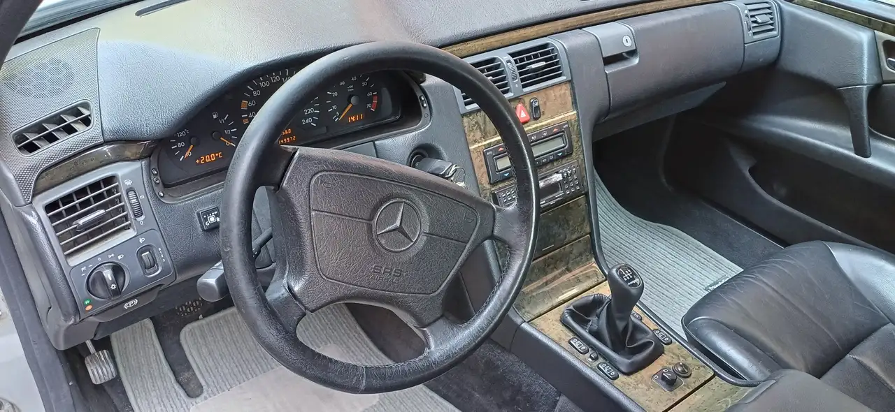 Mercedes-Benz E 200 Avantgarde, foto 11