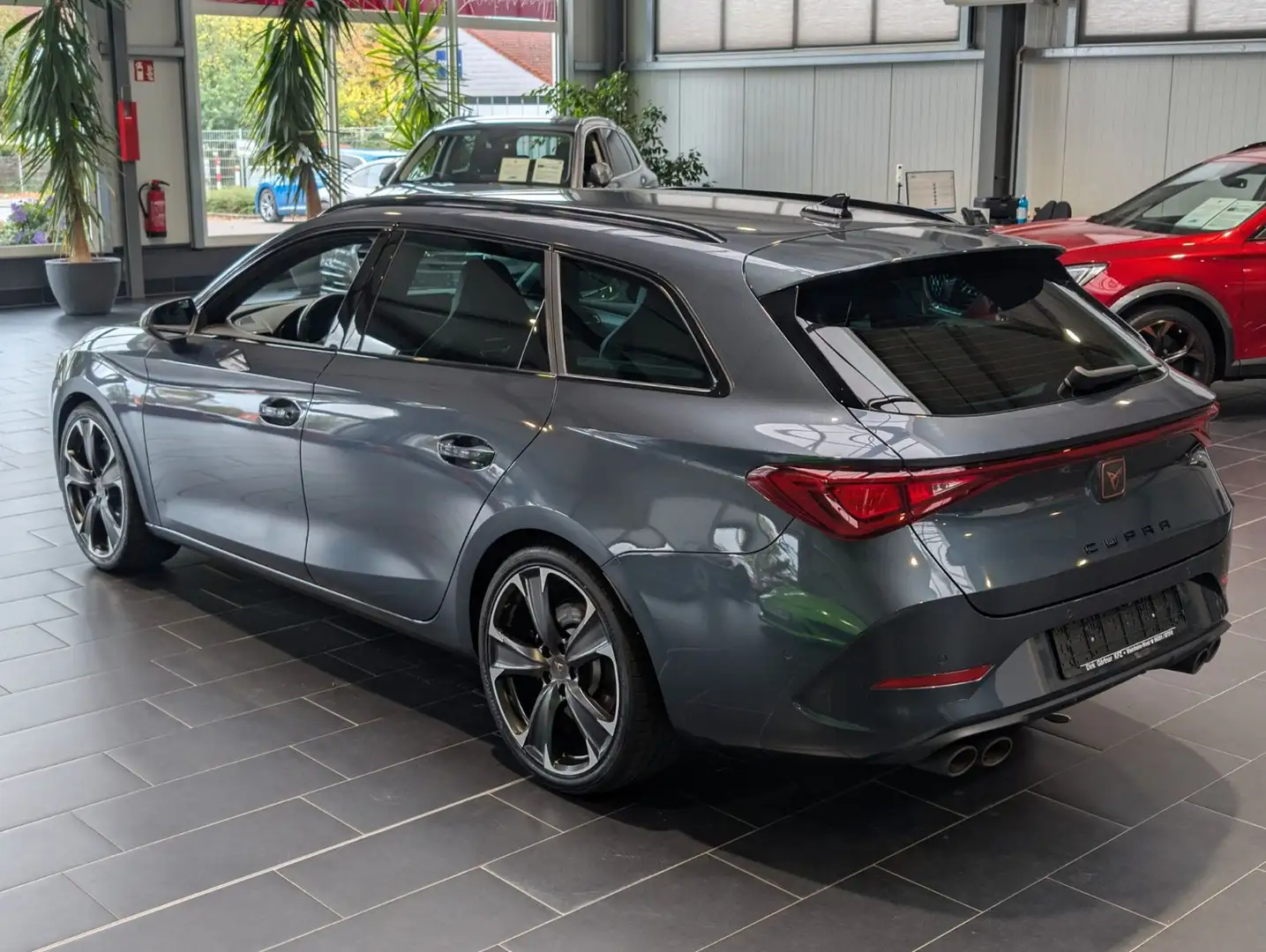 CUPRA Leon Sportstourer 2.0 TSI 4Drive DSG VZ Grau - 2