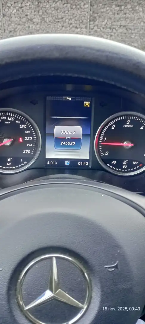 Mercedes-Benz 220 Puterea motorului (P.2):
125 kW = 170 CP Gri - 2