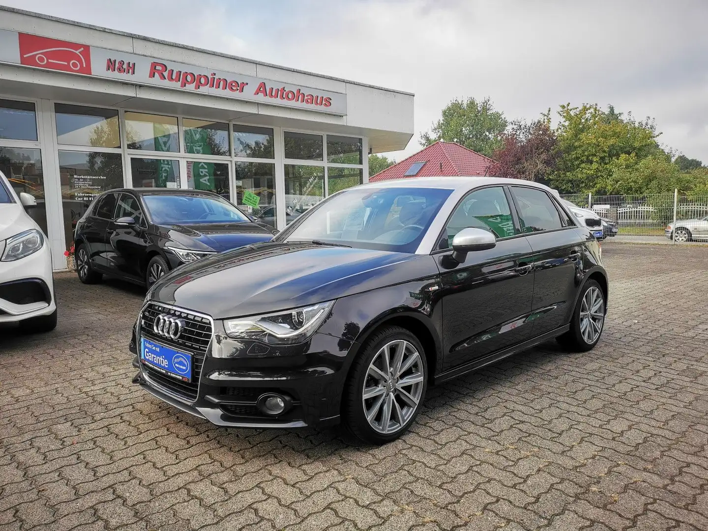 Audi A1 Sportback S-Line Navi TÜV / AU / Service Neu Schwarz - 1