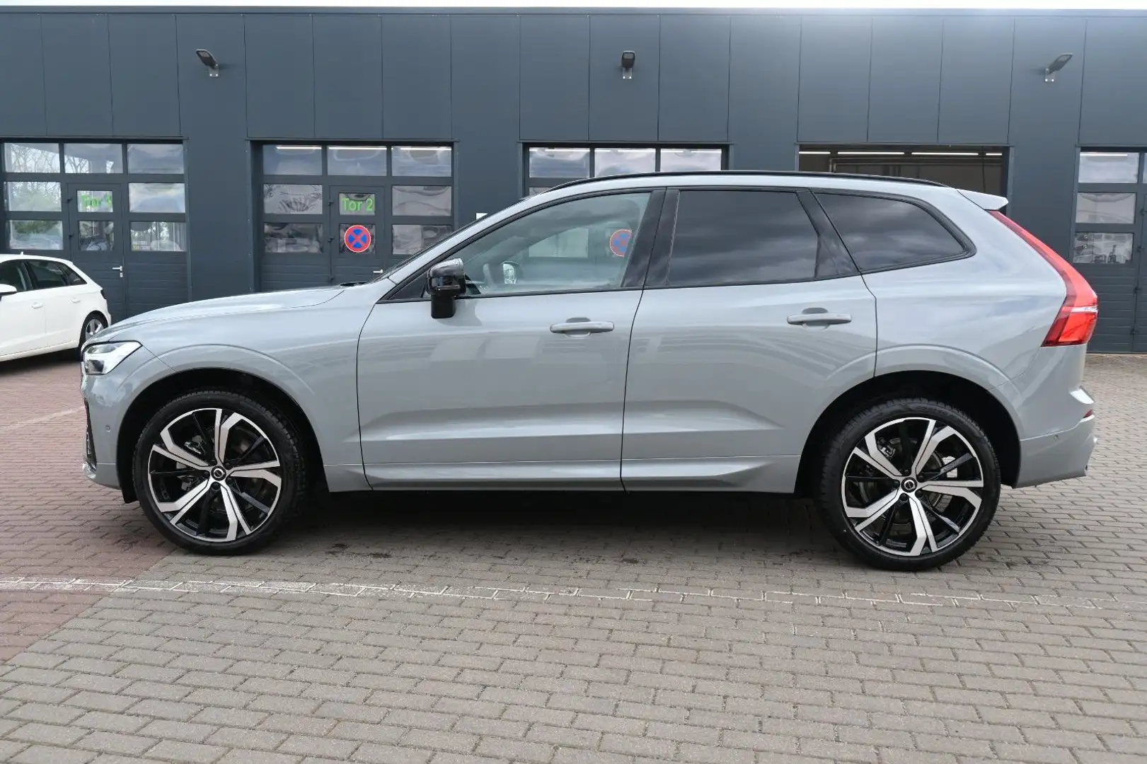 Volvo XC60 B5 Benzin AWD Plus Dark*FSHZG*360°*ACC*AHK Grau - 2
