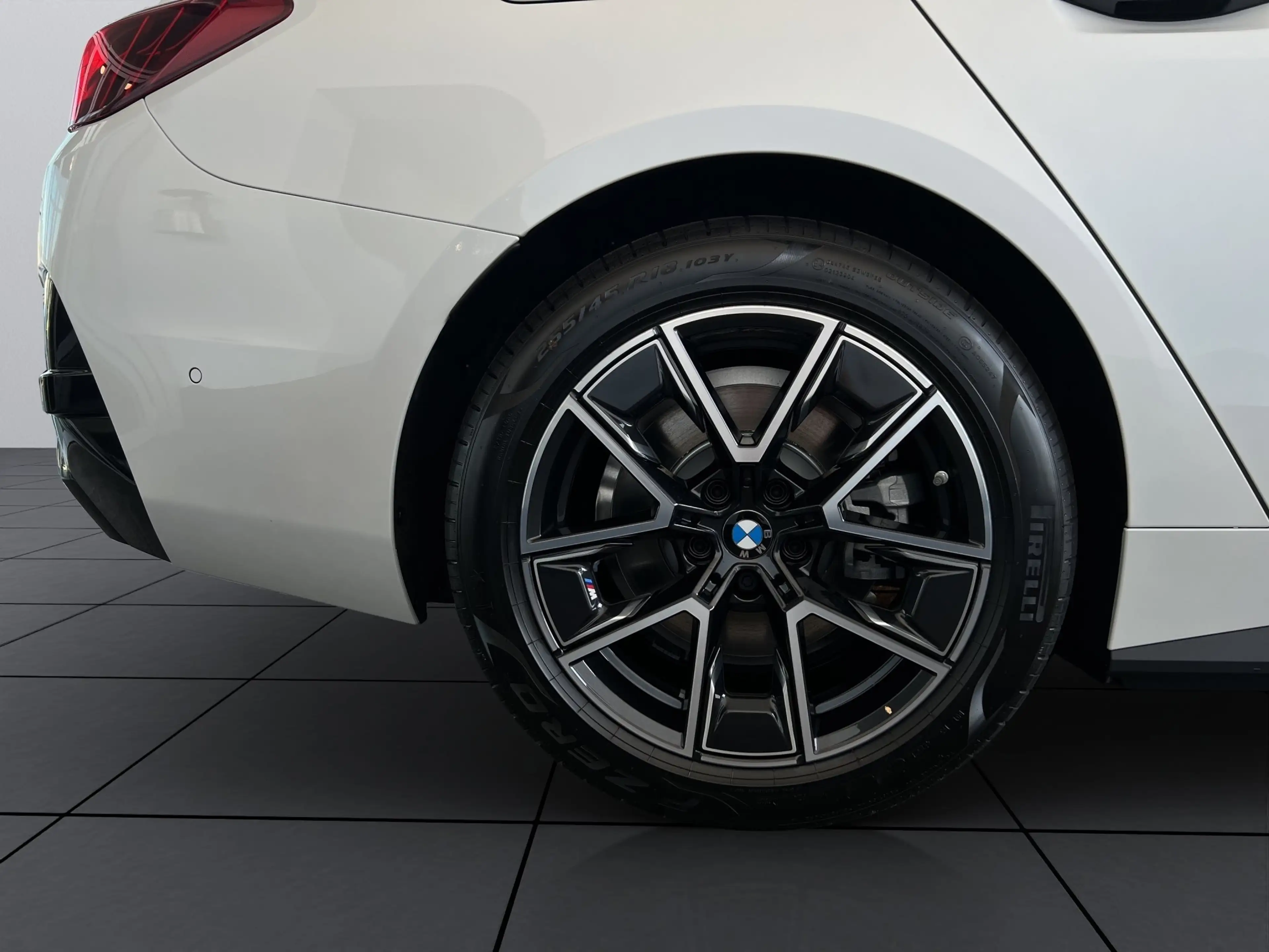 BMW i4 eDrive40 M Sport NAVI LED AHK HUD RFK EL. SITZE — photo 5