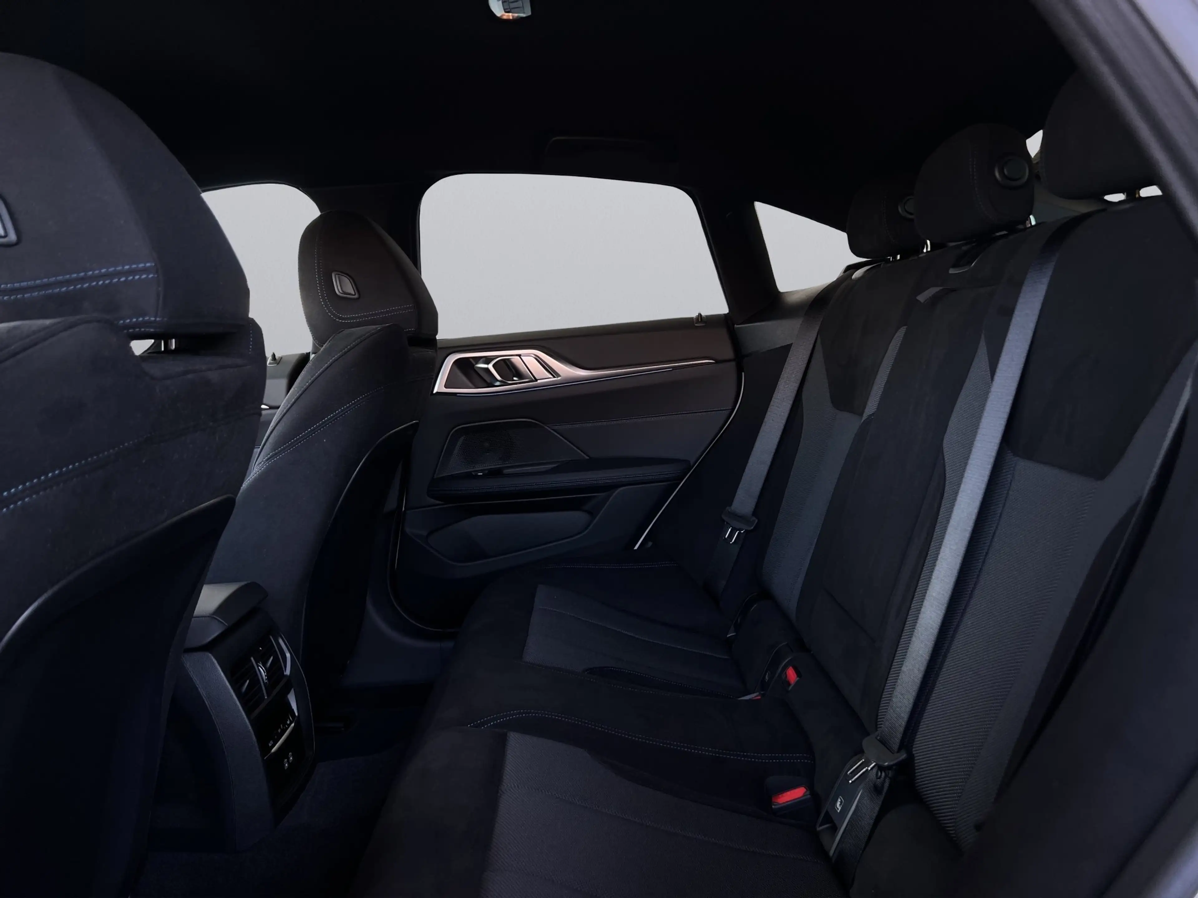 BMW i4 eDrive40 M Sport NAVI LED AHK HUD RFK EL. SITZE — photo 7