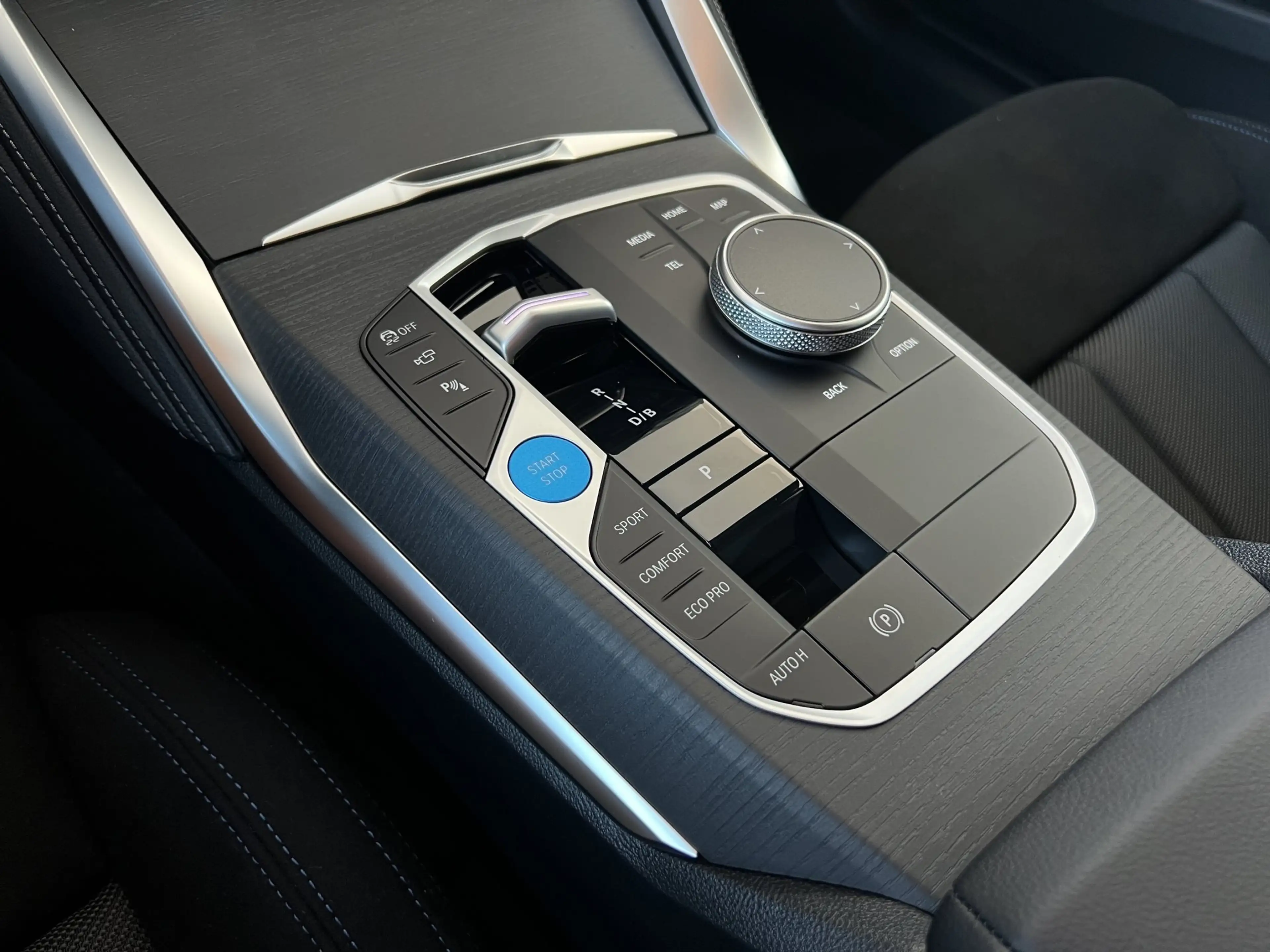 BMW i4 eDrive40 M Sport NAVI LED AHK HUD RFK EL. SITZE — photo 9